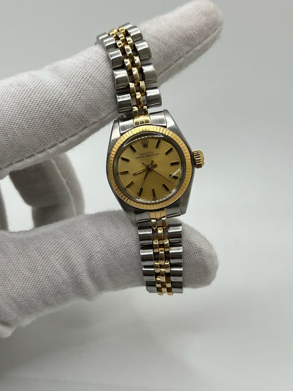 Montre de luxe pour femme, la Rolex Oyster Perpetual Lady 26 mm séduit par son élégance intemporelle. Dotée d’un boîtier en acier et d’un bracelet Jubilee raffiné, elle incarne le savoir-faire Rolex. Idéale pour les poignets fins, cette montre automatique allie précision, style et discrétion au quotidien.