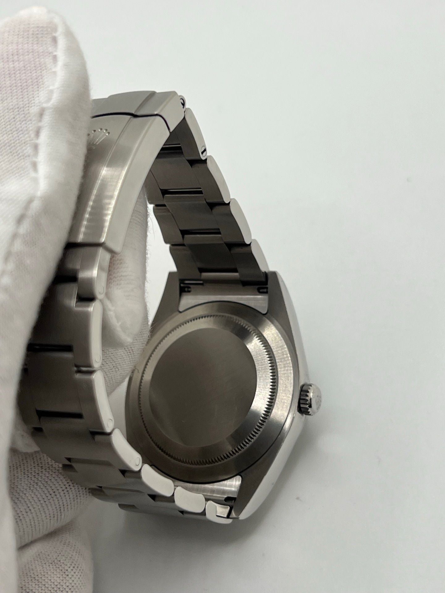 Cette magnifique montre Rolex, modèle 2019, vous est proposée dans un état neuf, avec son coffret original et ses papiers d’origine. Avec son boîtier acier de 39 mm et son cadran noir élégant, cette montre unisexe combine à la perfection style et fiabilité. Le mouvement automatique, précis et robuste, fait de cette Rolex OP 39mm un choix idéal pour ceux qui recherchent une montre intemporelle.