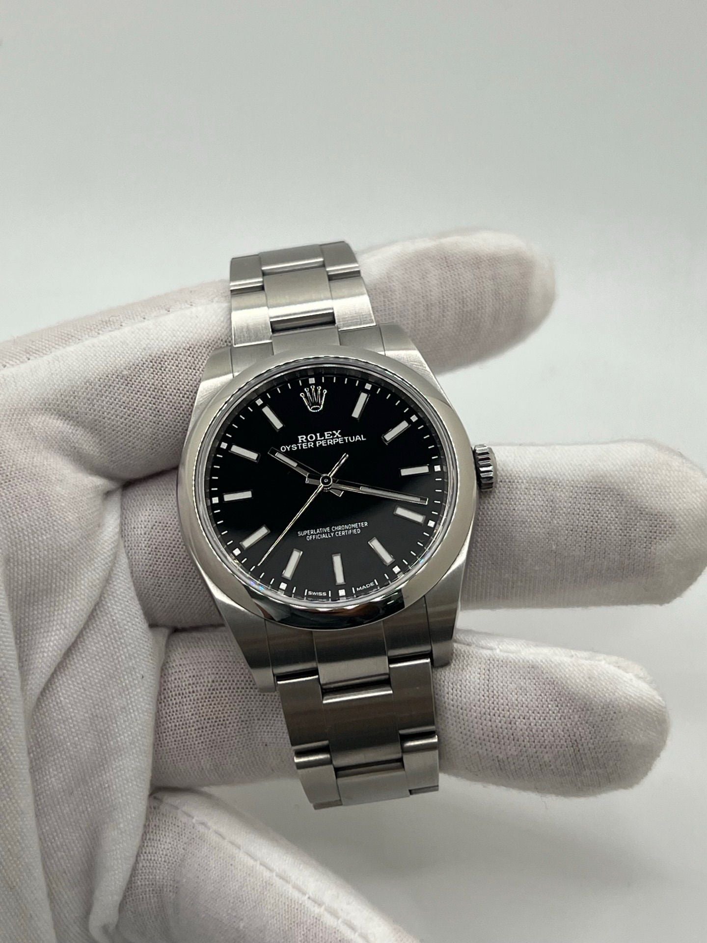 Cette magnifique montre Rolex, modèle 2019, vous est proposée dans un état neuf, avec son coffret original et ses papiers d’origine. Avec son boîtier acier de 39 mm et son cadran noir élégant, cette montre unisexe combine à la perfection style et fiabilité. Le mouvement automatique, précis et robuste, fait de cette Rolex OP 39mm un choix idéal pour ceux qui recherchent une montre intemporelle.