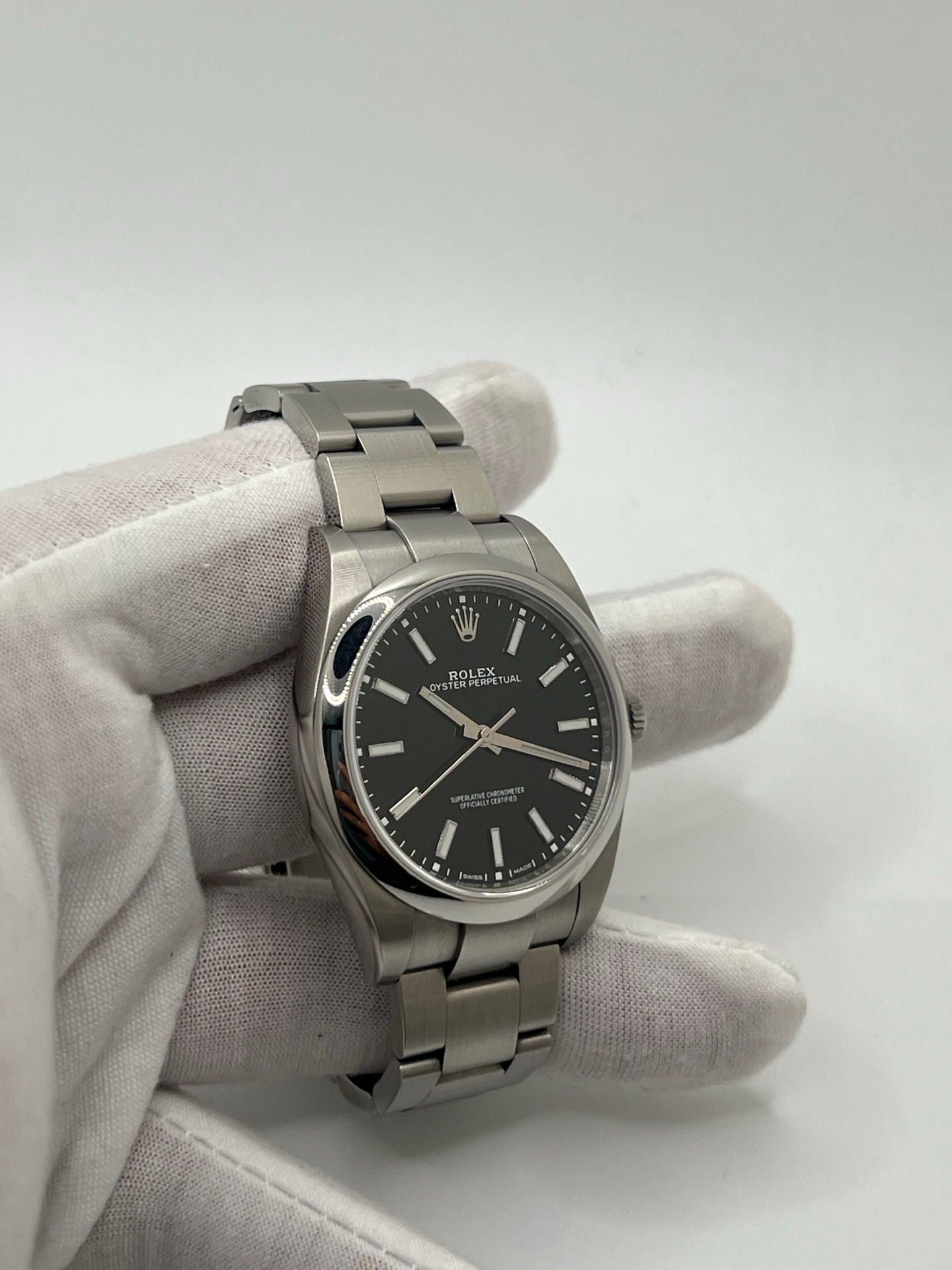 Cette magnifique montre Rolex, modèle 2019, vous est proposée dans un état neuf, avec son coffret original et ses papiers d’origine. Avec son boîtier acier de 39 mm et son cadran noir élégant, cette montre unisexe combine à la perfection style et fiabilité. Le mouvement automatique, précis et robuste, fait de cette Rolex OP 39mm un choix idéal pour ceux qui recherchent une montre intemporelle.