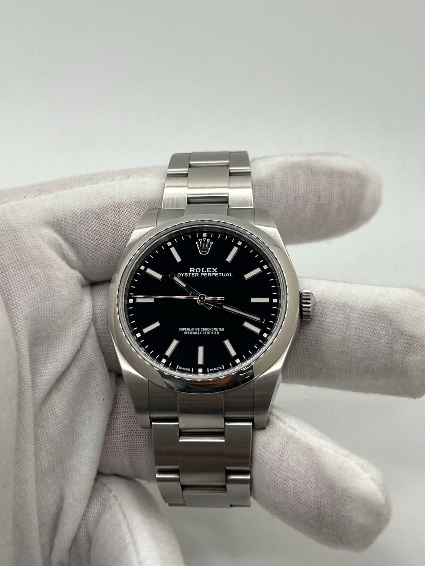 Cette magnifique montre Rolex, modèle 2019, vous est proposée dans un état neuf, avec son coffret original et ses papiers d’origine. Avec son boîtier acier de 39 mm et son cadran noir élégant, cette montre unisexe combine à la perfection style et fiabilité. Le mouvement automatique, précis et robuste, fait de cette Rolex OP 39mm un choix idéal pour ceux qui recherchent une montre intemporelle.