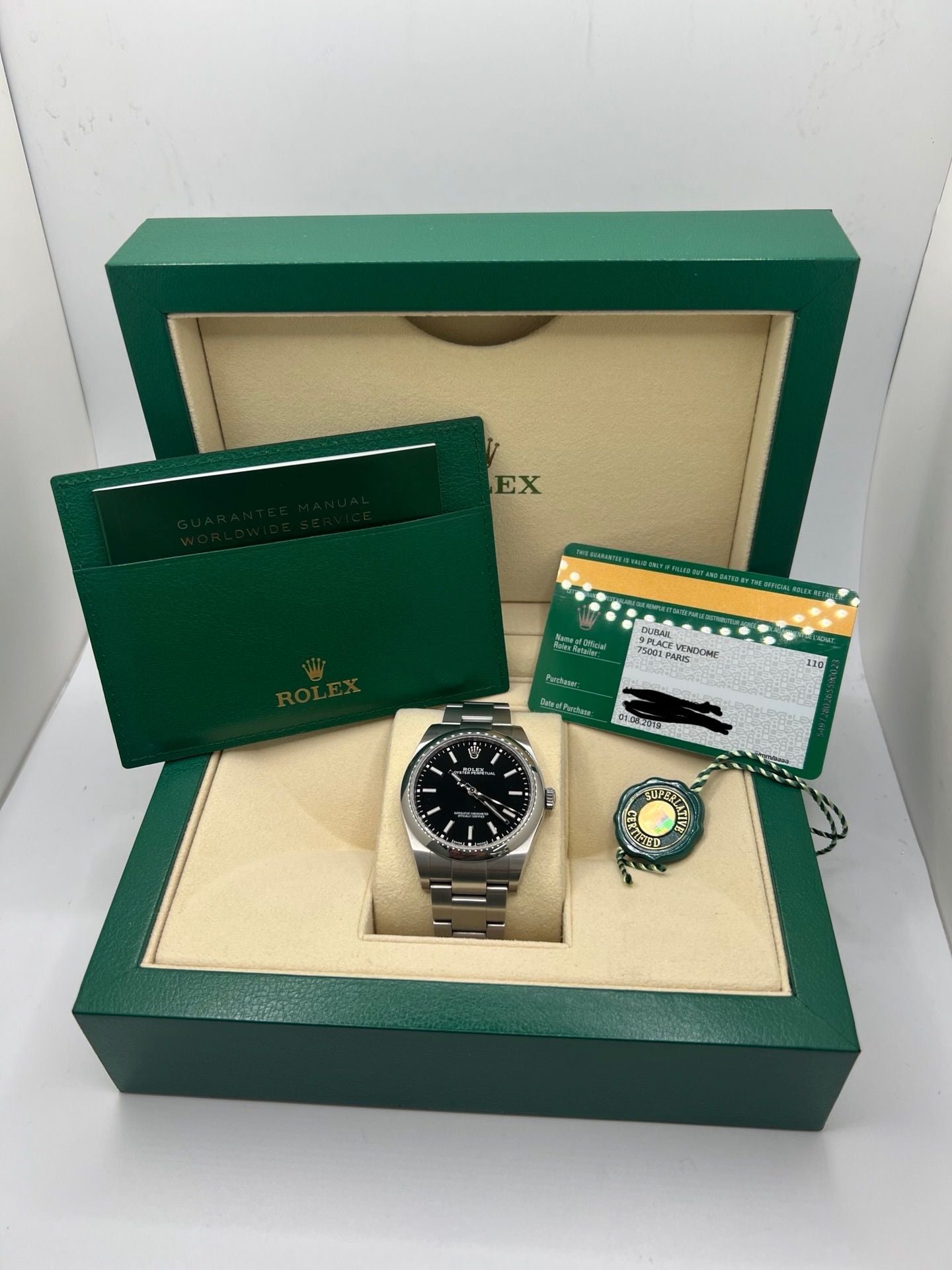 Cette magnifique montre Rolex, modèle 2019, vous est proposée dans un état neuf, avec son coffret original et ses papiers d’origine. Avec son boîtier acier de 39 mm et son cadran noir élégant, cette montre unisexe combine à la perfection style et fiabilité. Le mouvement automatique, précis et robuste, fait de cette Rolex OP 39mm un choix idéal pour ceux qui recherchent une montre intemporelle.