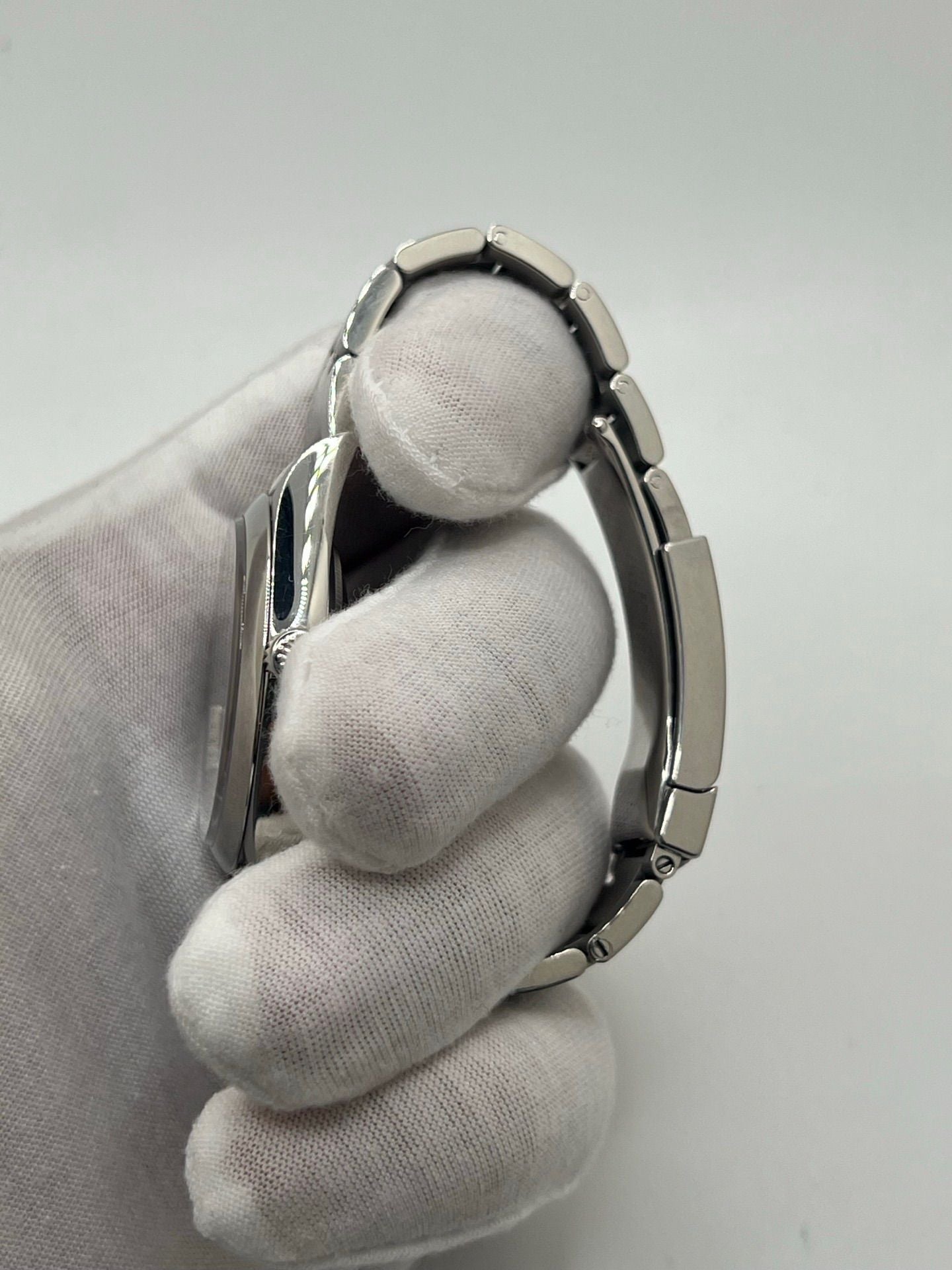 Cette magnifique montre Rolex, modèle 2019, vous est proposée dans un état neuf, avec son coffret original et ses papiers d’origine. Avec son boîtier acier de 39 mm et son cadran noir élégant, cette montre unisexe combine à la perfection style et fiabilité. Le mouvement automatique, précis et robuste, fait de cette Rolex OP 39mm un choix idéal pour ceux qui recherchent une montre intemporelle.