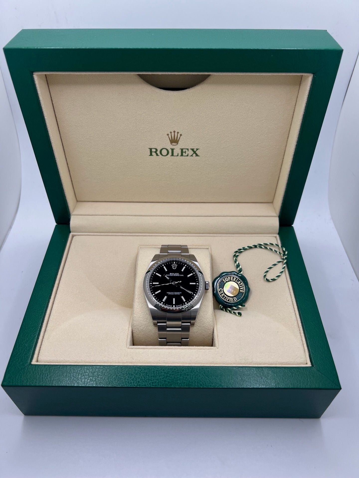 Cette magnifique montre Rolex, modèle 2019, vous est proposée dans un état neuf, avec son coffret original et ses papiers d’origine. Avec son boîtier acier de 39 mm et son cadran noir élégant, cette montre unisexe combine à la perfection style et fiabilité. Le mouvement automatique, précis et robuste, fait de cette Rolex OP 39mm un choix idéal pour ceux qui recherchent une montre intemporelle.