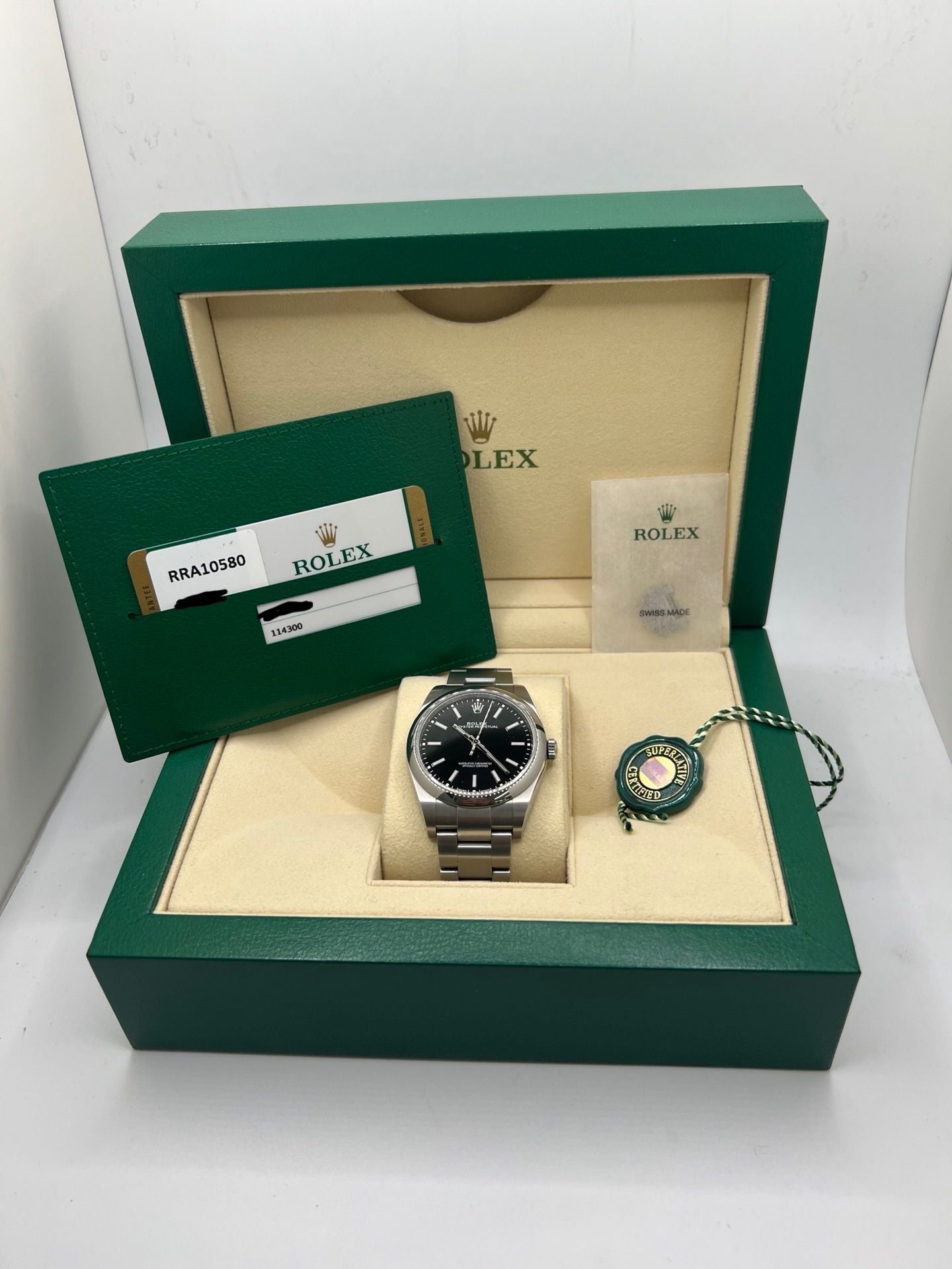 Cette magnifique montre Rolex, modèle 2019, vous est proposée dans un état neuf, avec son coffret original et ses papiers d’origine. Avec son boîtier acier de 39 mm et son cadran noir élégant, cette montre unisexe combine à la perfection style et fiabilité. Le mouvement automatique, précis et robuste, fait de cette Rolex OP 39mm un choix idéal pour ceux qui recherchent une montre intemporelle.