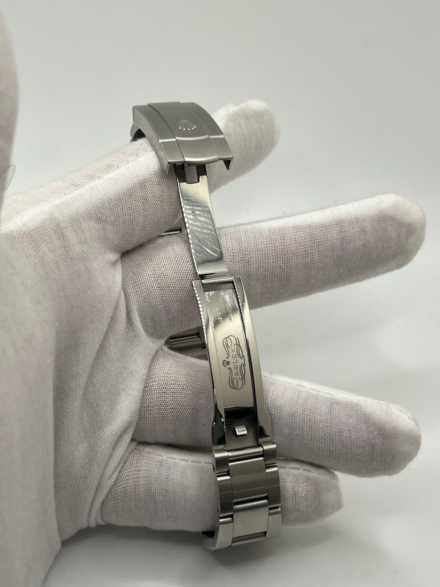 Cette magnifique montre Rolex, modèle 2019, vous est proposée dans un état neuf, avec son coffret original et ses papiers d’origine. Avec son boîtier acier de 39 mm et son cadran noir élégant, cette montre unisexe combine à la perfection style et fiabilité. Le mouvement automatique, précis et robuste, fait de cette Rolex OP 39mm un choix idéal pour ceux qui recherchent une montre intemporelle.