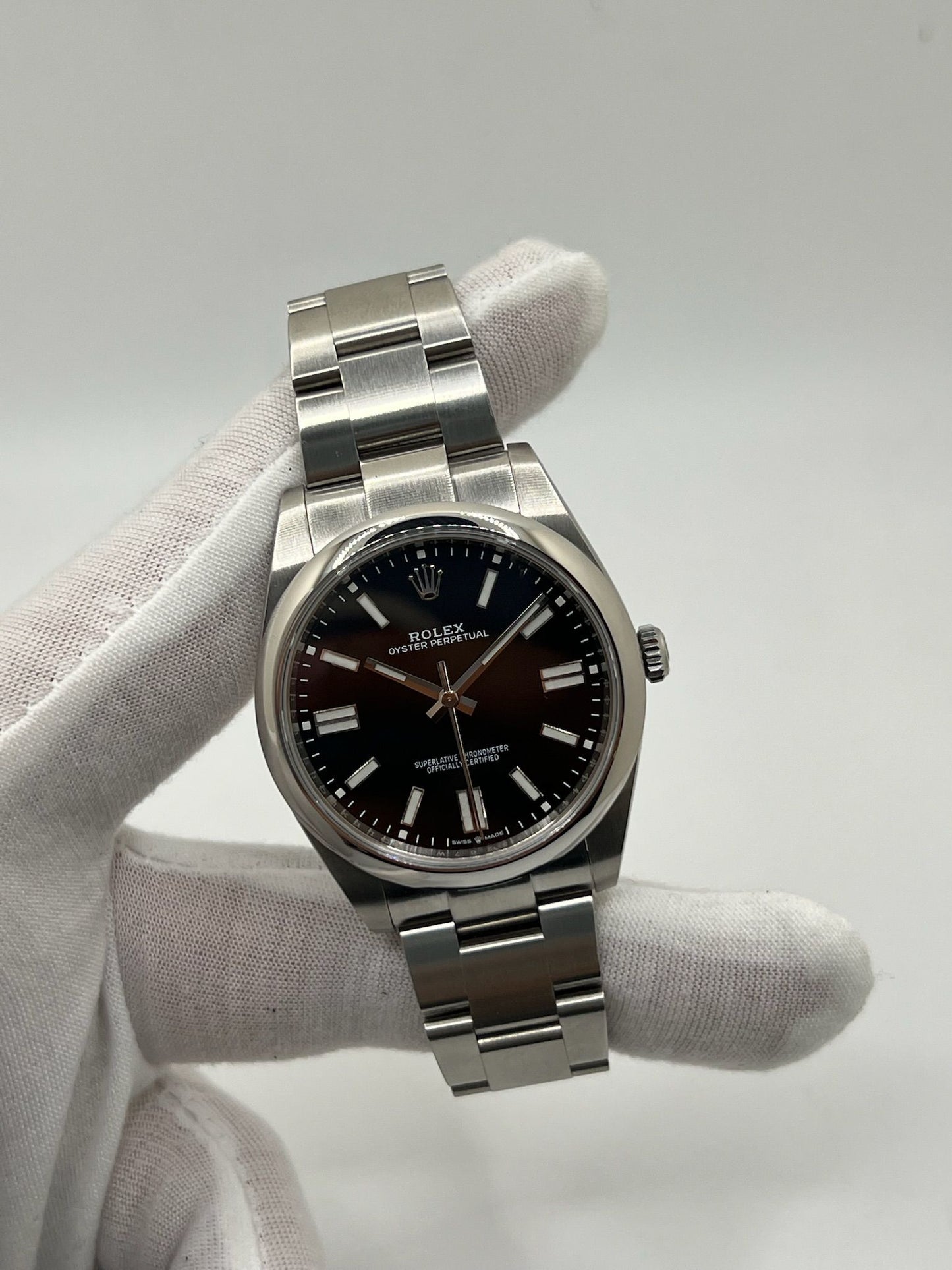 Découvrez cette Rolex Oyster Perpetual 41mm réf. 124300, modèle emblématique en acier, datant de 2022. Full set avec boîte et papiers d’origine, cette montre automatique au cadran noir offre élégance et fiabilité. Révisée en juillet 2025, en excellent état avec légères traces d’usure. Disponible à Paris. Montre homme/unisexe idéale pour collectionneurs et amateurs de garde-temps de luxe.