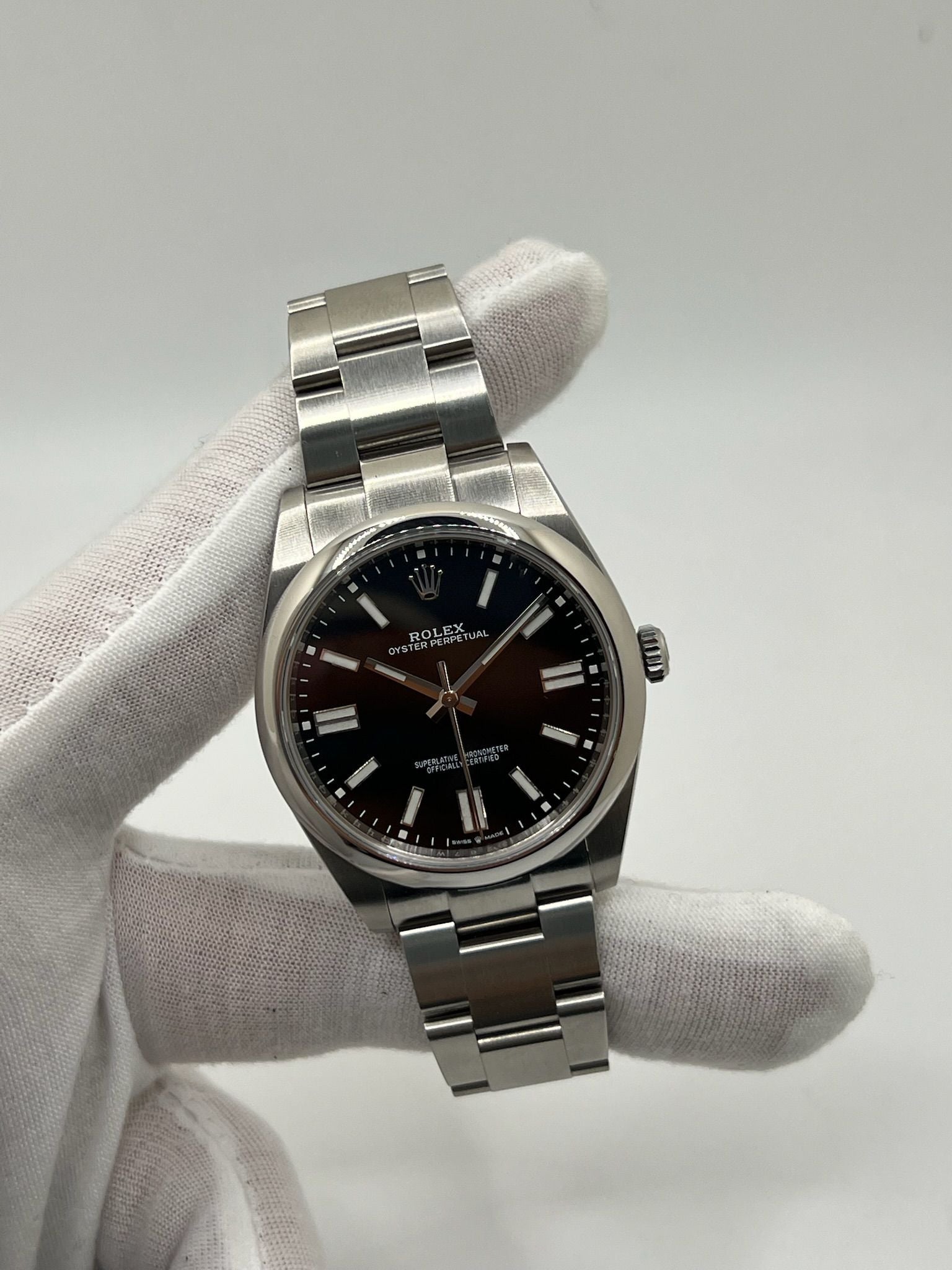 Découvrez cette Rolex Oyster Perpetual 41mm réf. 124300, modèle emblématique en acier, datant de 2022. Full set avec boîte et papiers d’origine, cette montre automatique au cadran noir offre élégance et fiabilité. Révisée en juillet 2025, en excellent état avec légères traces d’usure. Disponible à Paris. Montre homme/unisexe idéale pour collectionneurs et amateurs de garde-temps de luxe.