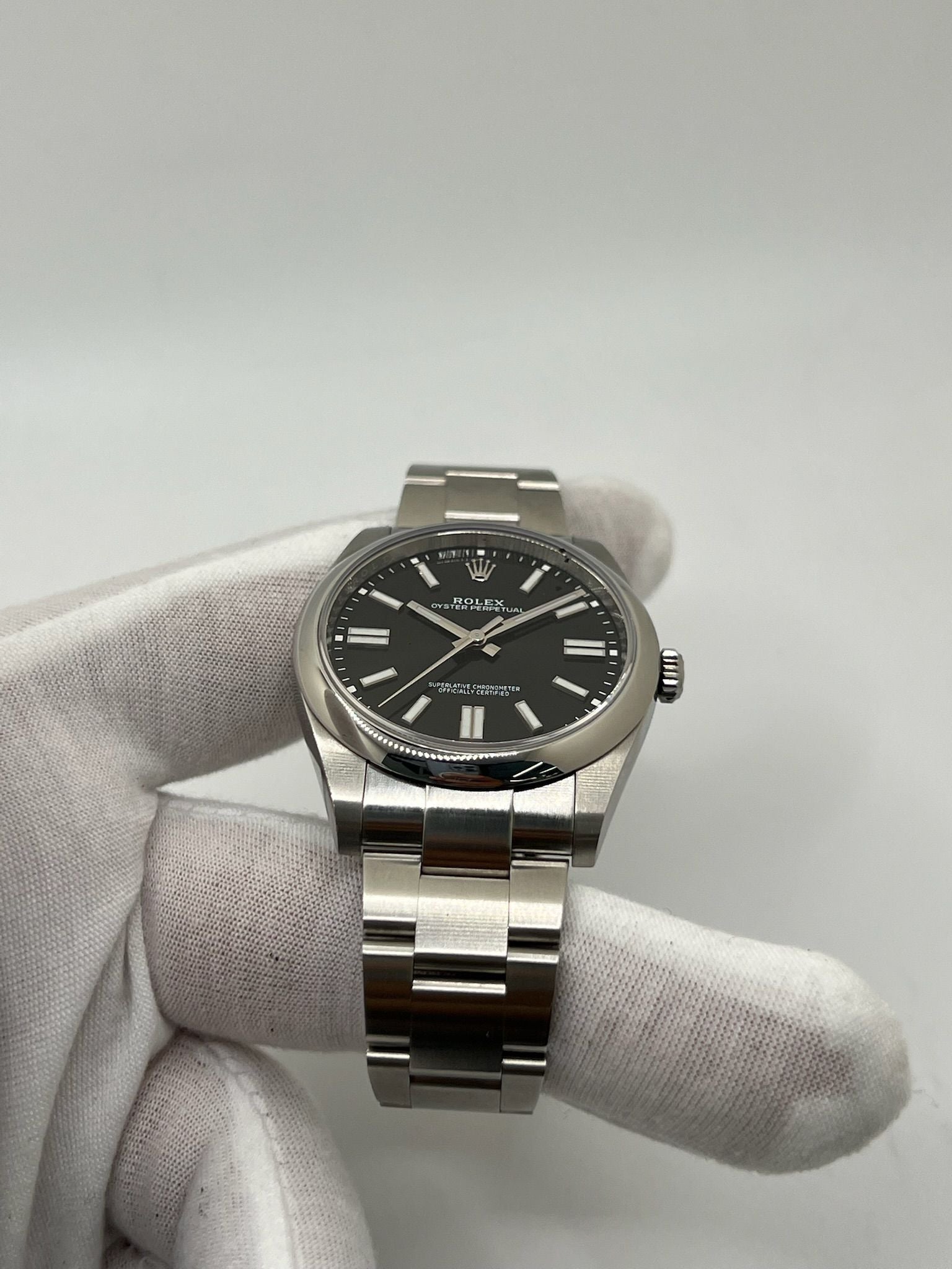 Découvrez cette Rolex Oyster Perpetual 41mm réf. 124300, modèle emblématique en acier, datant de 2022. Full set avec boîte et papiers d’origine, cette montre automatique au cadran noir offre élégance et fiabilité. Révisée en juillet 2025, en excellent état avec légères traces d’usure. Disponible à Paris. Montre homme/unisexe idéale pour collectionneurs et amateurs de garde-temps de luxe.
