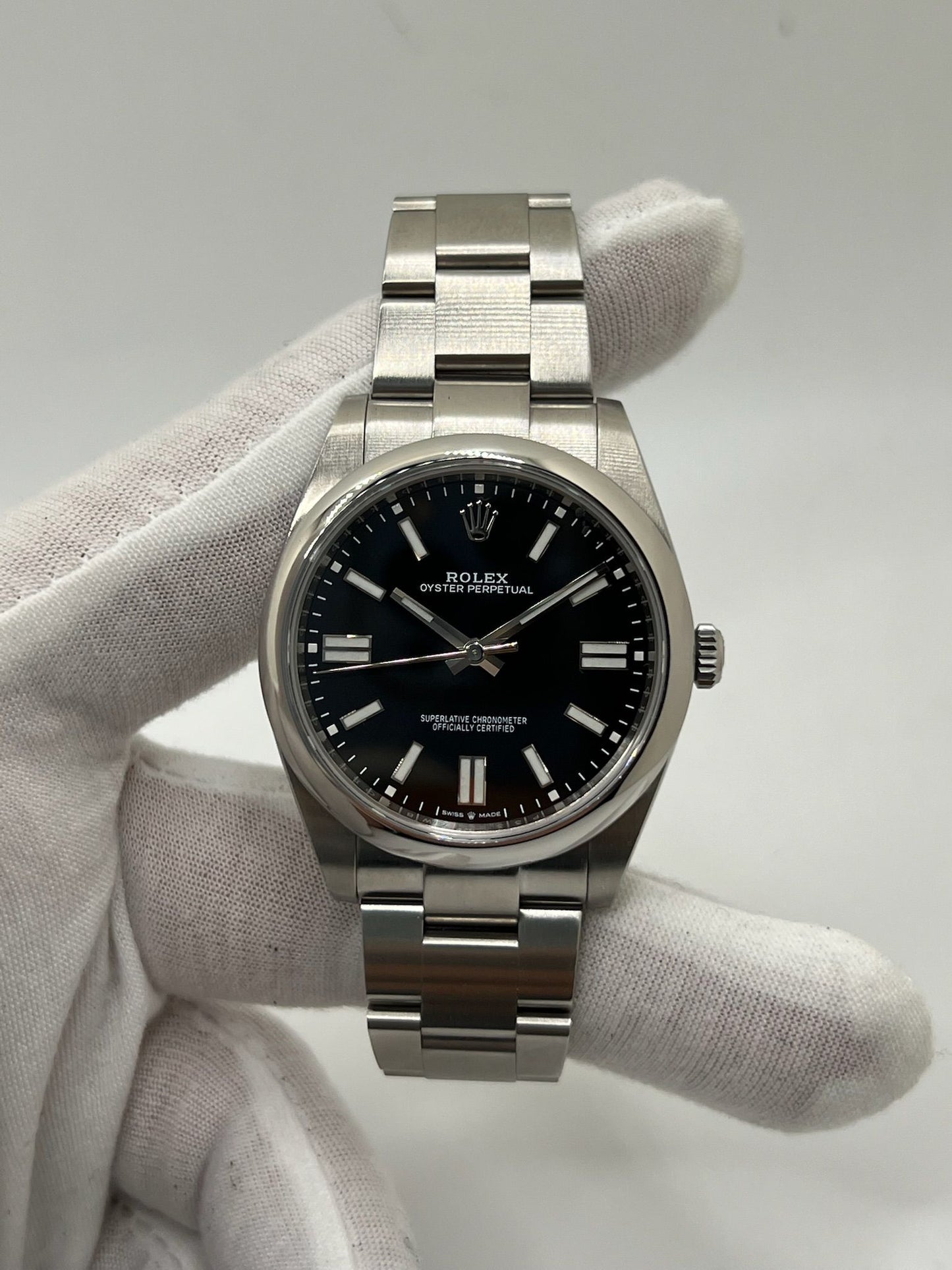 Découvrez cette Rolex Oyster Perpetual 41mm réf. 124300, modèle emblématique en acier, datant de 2022. Full set avec boîte et papiers d’origine, cette montre automatique au cadran noir offre élégance et fiabilité. Révisée en juillet 2025, en excellent état avec légères traces d’usure. Disponible à Paris. Montre homme/unisexe idéale pour collectionneurs et amateurs de garde-temps de luxe.