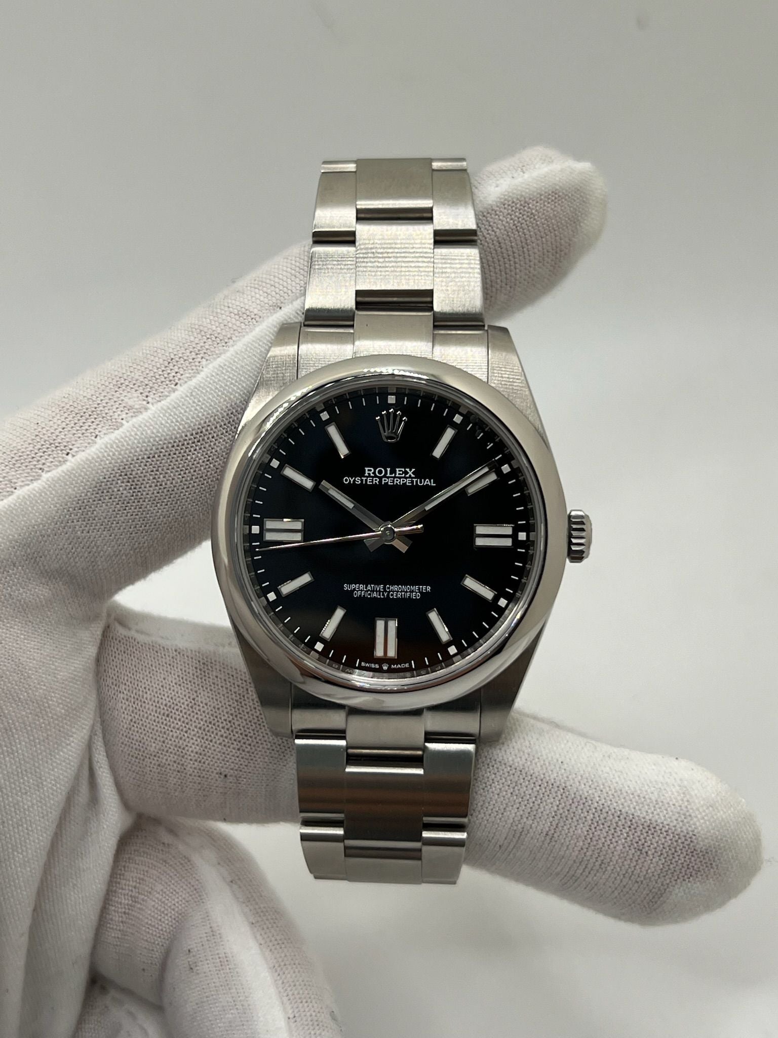 Découvrez cette Rolex Oyster Perpetual 41mm réf. 124300, modèle emblématique en acier, datant de 2022. Full set avec boîte et papiers d’origine, cette montre automatique au cadran noir offre élégance et fiabilité. Révisée en juillet 2025, en excellent état avec légères traces d’usure. Disponible à Paris. Montre homme/unisexe idéale pour collectionneurs et amateurs de garde-temps de luxe.