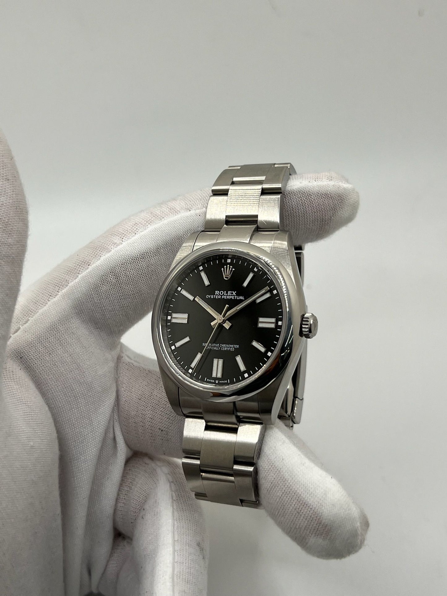 Découvrez cette Rolex Oyster Perpetual 41mm réf. 124300, modèle emblématique en acier, datant de 2022. Full set avec boîte et papiers d’origine, cette montre automatique au cadran noir offre élégance et fiabilité. Révisée en juillet 2025, en excellent état avec légères traces d’usure. Disponible à Paris. Montre homme/unisexe idéale pour collectionneurs et amateurs de garde-temps de luxe.