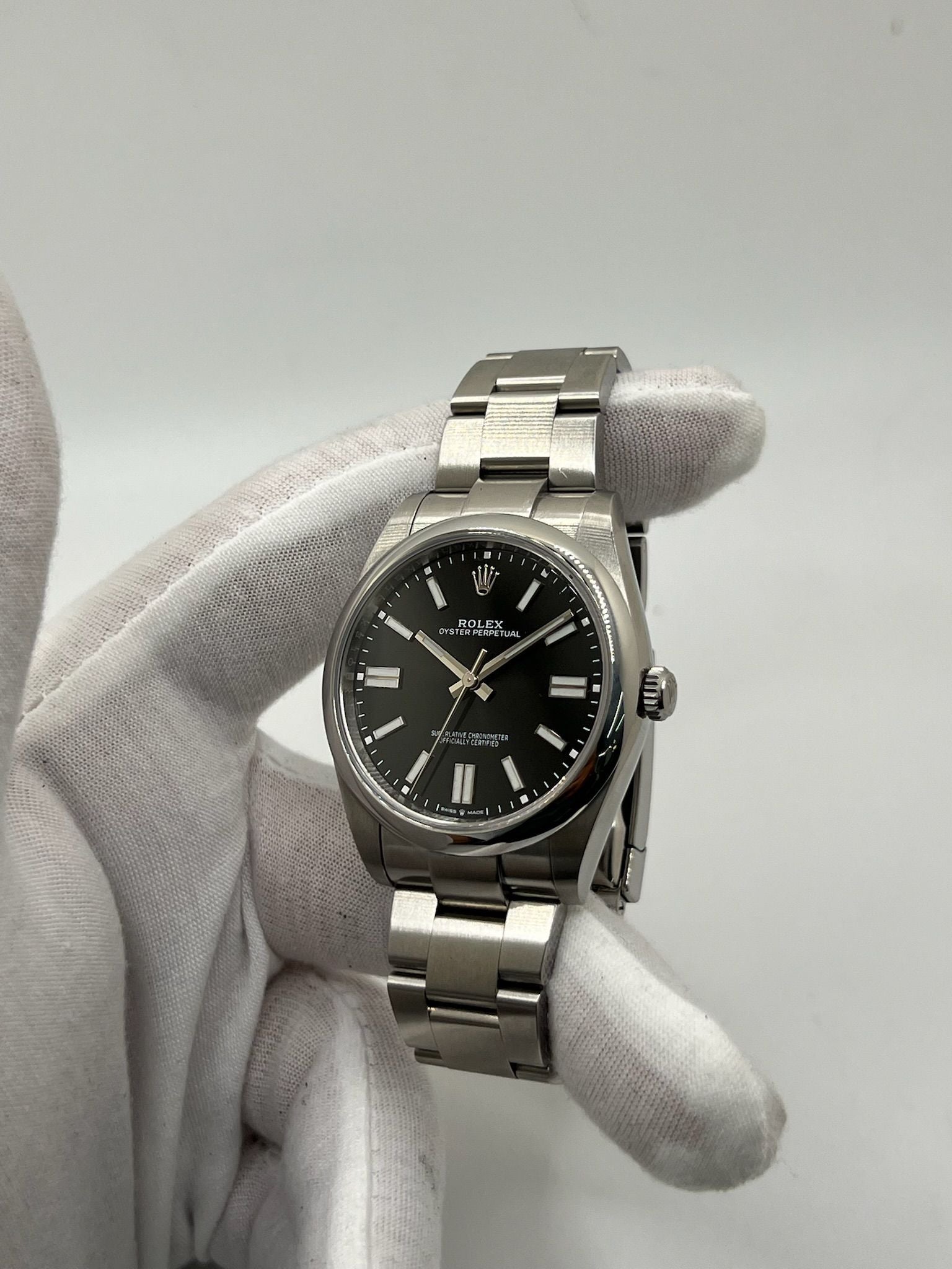 Découvrez cette Rolex Oyster Perpetual 41mm réf. 124300, modèle emblématique en acier, datant de 2022. Full set avec boîte et papiers d’origine, cette montre automatique au cadran noir offre élégance et fiabilité. Révisée en juillet 2025, en excellent état avec légères traces d’usure. Disponible à Paris. Montre homme/unisexe idéale pour collectionneurs et amateurs de garde-temps de luxe.