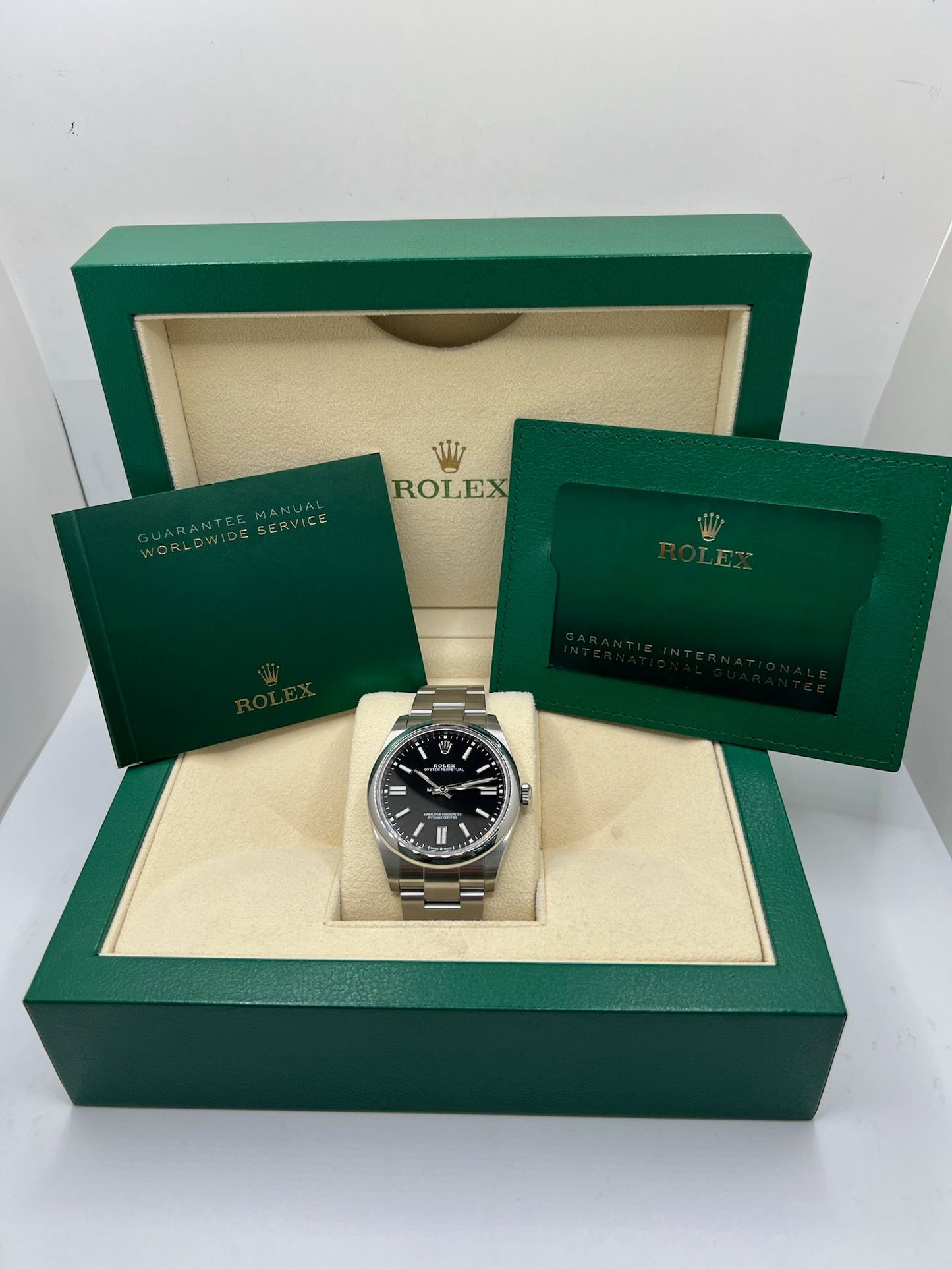 Découvrez cette Rolex Oyster Perpetual 41mm réf. 124300, modèle emblématique en acier, datant de 2022. Full set avec boîte et papiers d’origine, cette montre automatique au cadran noir offre élégance et fiabilité. Révisée en juillet 2025, en excellent état avec légères traces d’usure. Disponible à Paris. Montre homme/unisexe idéale pour collectionneurs et amateurs de garde-temps de luxe.
