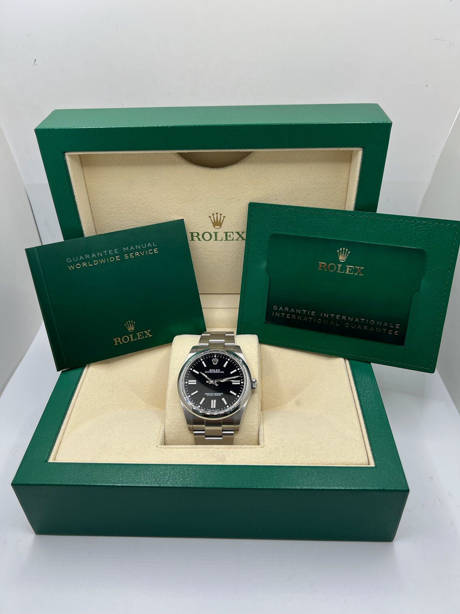 Découvrez cette Rolex Oyster Perpetual 41mm réf. 124300, modèle emblématique en acier, datant de 2022. Full set avec boîte et papiers d’origine, cette montre automatique au cadran noir offre élégance et fiabilité. Révisée en juillet 2025, en excellent état avec légères traces d’usure. Disponible à Paris. Montre homme/unisexe idéale pour collectionneurs et amateurs de garde-temps de luxe.