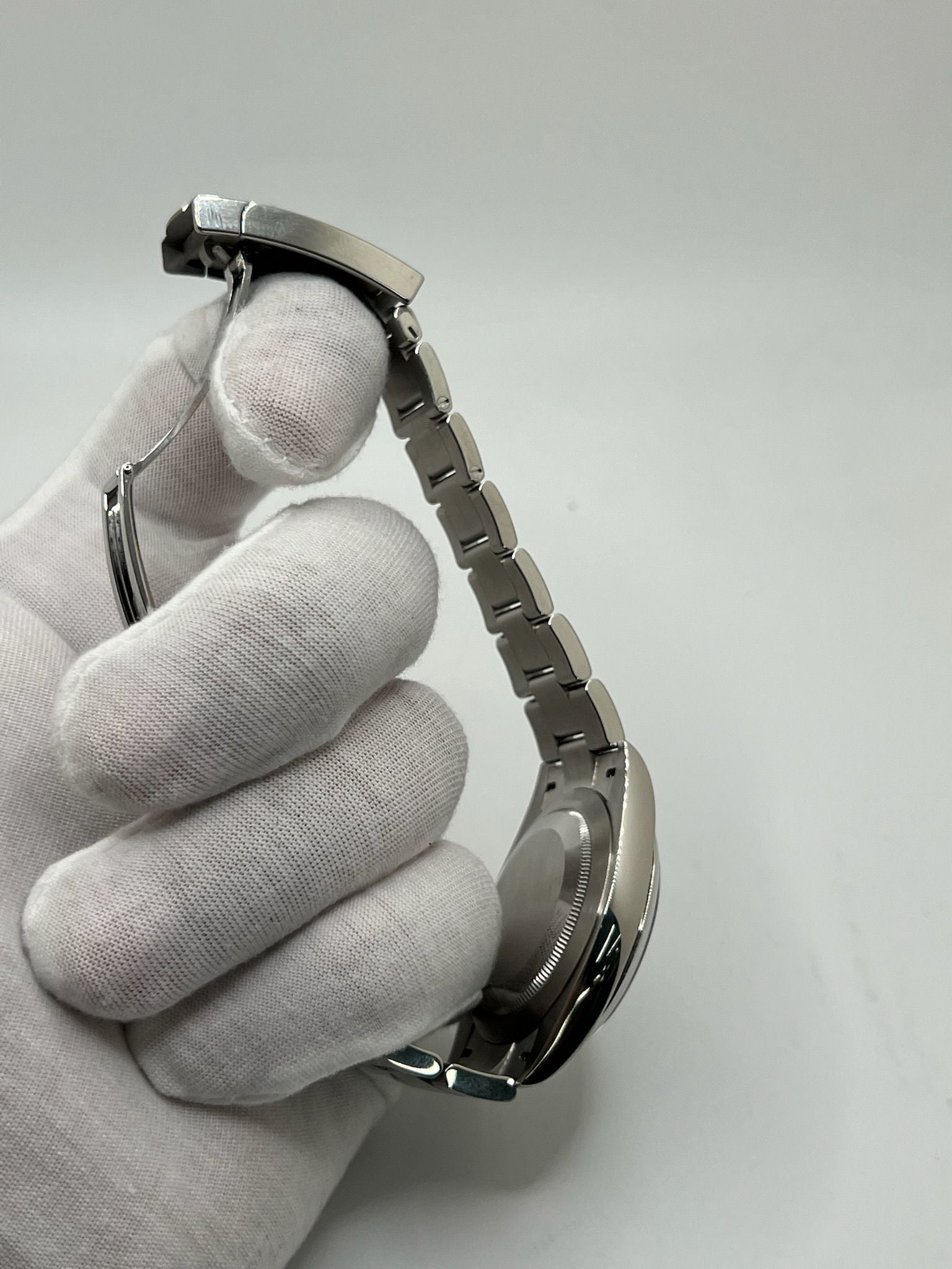 Découvrez cette Rolex Oyster Perpetual 41mm réf. 124300, modèle emblématique en acier, datant de 2022. Full set avec boîte et papiers d’origine, cette montre automatique au cadran noir offre élégance et fiabilité. Révisée en juillet 2025, en excellent état avec légères traces d’usure. Disponible à Paris. Montre homme/unisexe idéale pour collectionneurs et amateurs de garde-temps de luxe.