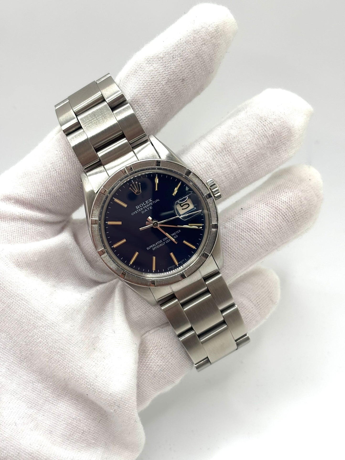 Montre Rolex Oyster Perpetual Date référence 1501 en acier, modèle vintage de 1968, dotée d’un boîtier de 34 mm, d’un cadran bleu sans chiffres et d’un verre plexiglas. Cette montre automatique est animée par le calibre Rolex 1570 avec réserve de marche de 40 heures et fonction date. Bracelet en acier avec boucle déployante pliante, étanchéité 10 ATM. Montre d’occasion en très bon état, révisée en janvier 2026.