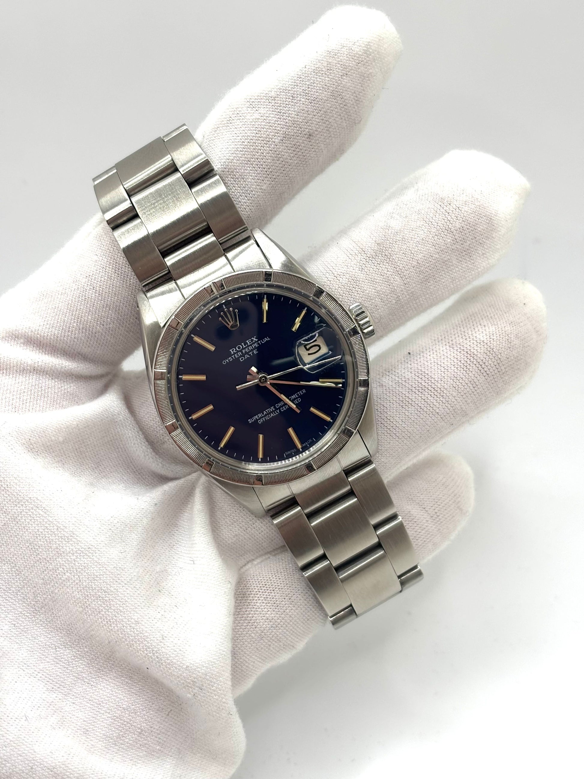 Montre Rolex Oyster Perpetual Date référence 1501 en acier, modèle vintage de 1968, dotée d’un boîtier de 34 mm, d’un cadran bleu sans chiffres et d’un verre plexiglas. Cette montre automatique est animée par le calibre Rolex 1570 avec réserve de marche de 40 heures et fonction date. Bracelet en acier avec boucle déployante pliante, étanchéité 10 ATM. Montre d’occasion en très bon état, révisée en janvier 2026.