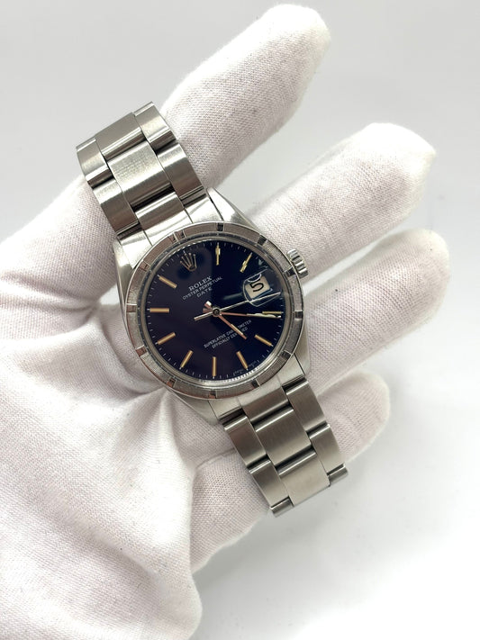 Montre Rolex Oyster Perpetual Date référence 1501 en acier, modèle vintage de 1968, dotée d’un boîtier de 34 mm, d’un cadran bleu sans chiffres et d’un verre plexiglas. Cette montre automatique est animée par le calibre Rolex 1570 avec réserve de marche de 40 heures et fonction date. Bracelet en acier avec boucle déployante pliante, étanchéité 10 ATM. Montre d’occasion en très bon état, révisée en janvier 2026.