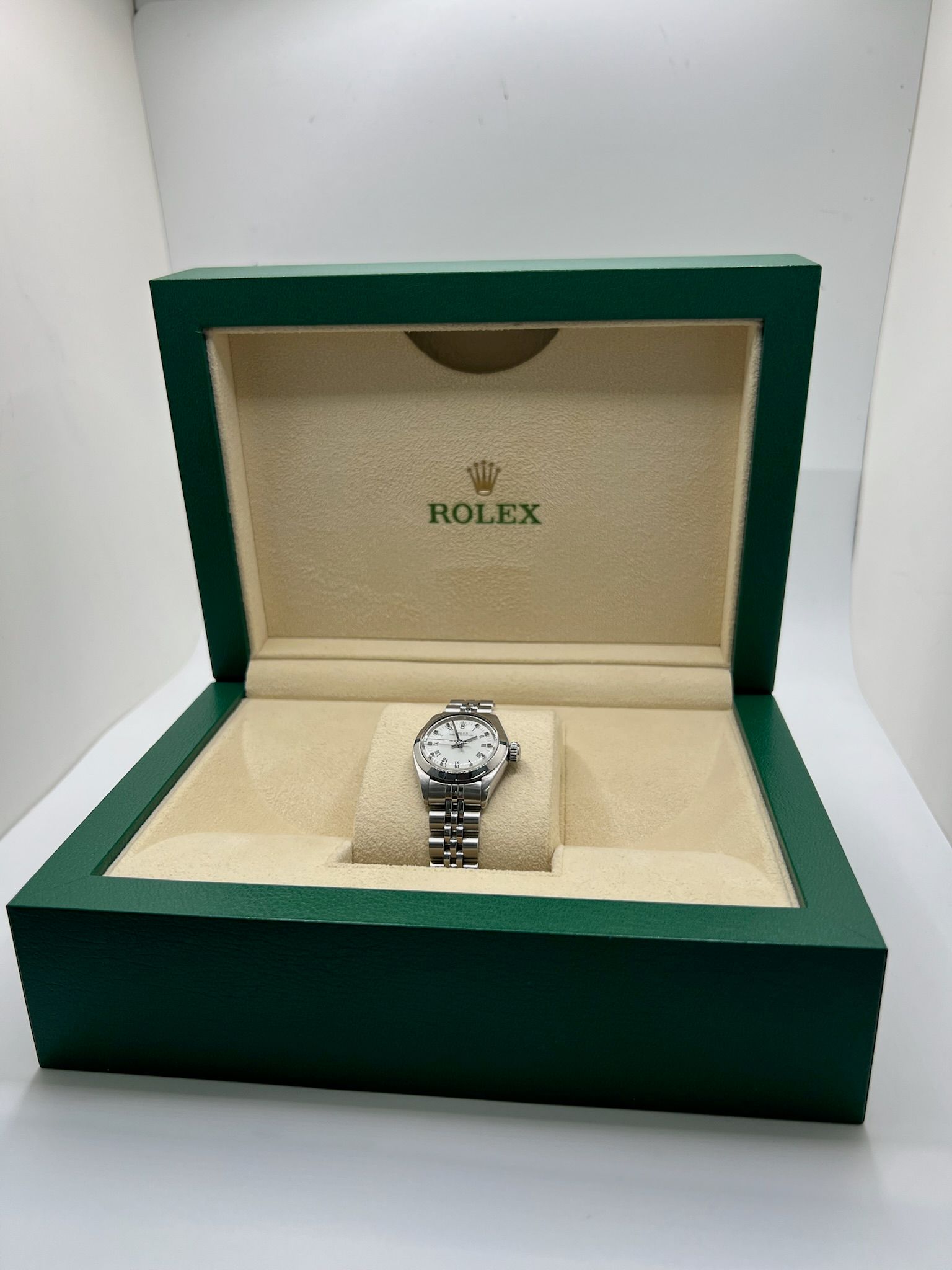 Découvrez la Rolex Oyster Perpetual Lady 26 mm, une montre automatique pour femme alliant élégance intemporelle et précision suisse. Ce modèle emblématique en acier, au cadran blanc raffiné, est parfait pour un usage quotidien ou des occasions spéciales. Avec son boîtier de 26 mm et son bracelet en acier, cette montre Rolex féminine incarne le luxe discret et la fiabilité de la maison horlogère.