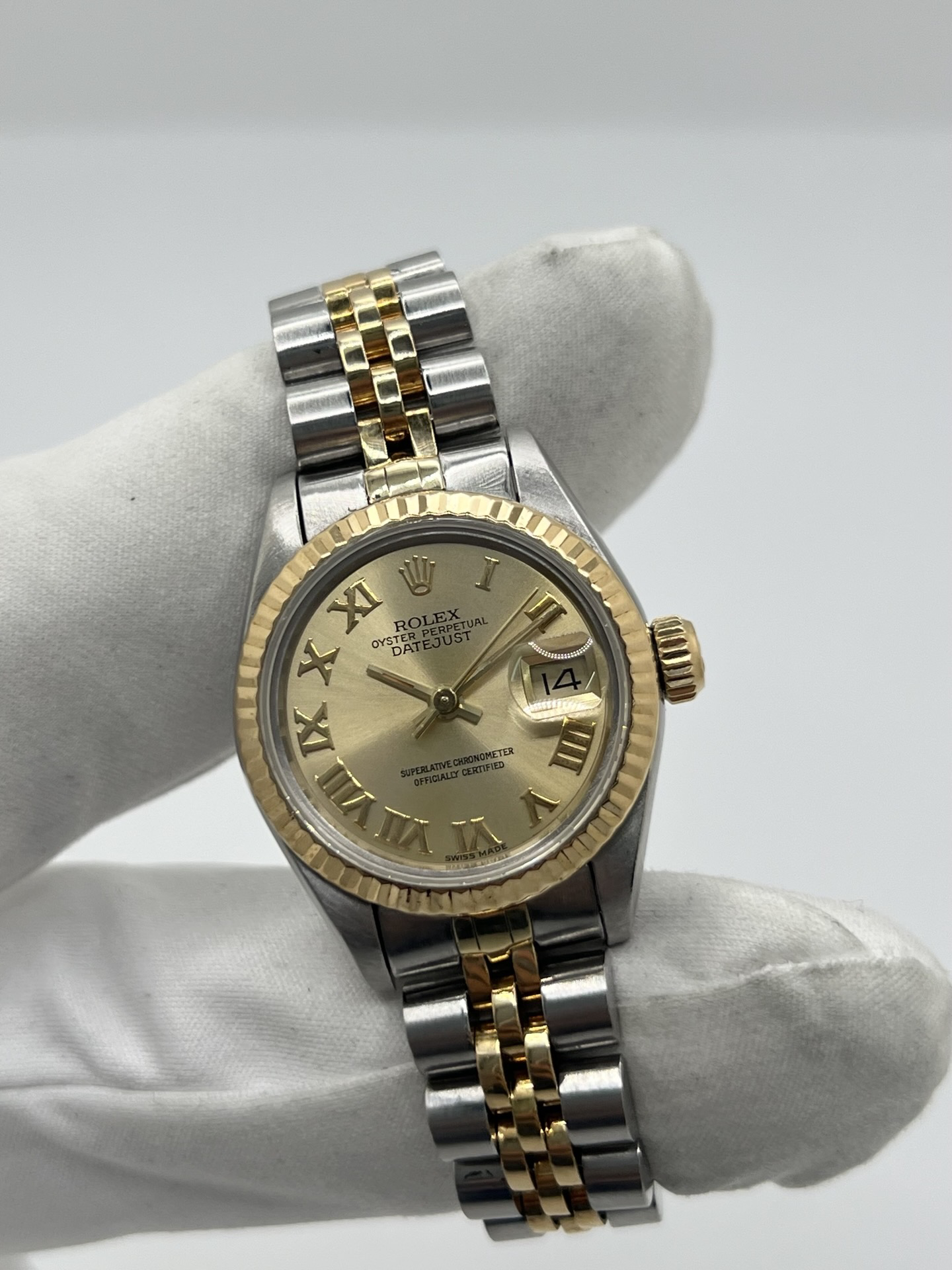 Montre Rolex Lady-Datejust 69173 de 1983 en acier et or jaune avec cadran champagne à chiffres romains, lunette cannelée et bracelet Jubilé. Cette Rolex Lady-Datejust 26 mm automatique est équipée du calibre Rolex 2135 avec affichage de la date et verre saphir. Élégante et intemporelle, cette Rolex femme vintage associe raffinement et confort grâce à son bracelet iconique acier et or. Montre livrée avec boîte d’origine, certificat d’authenticité et garantie 1 an.