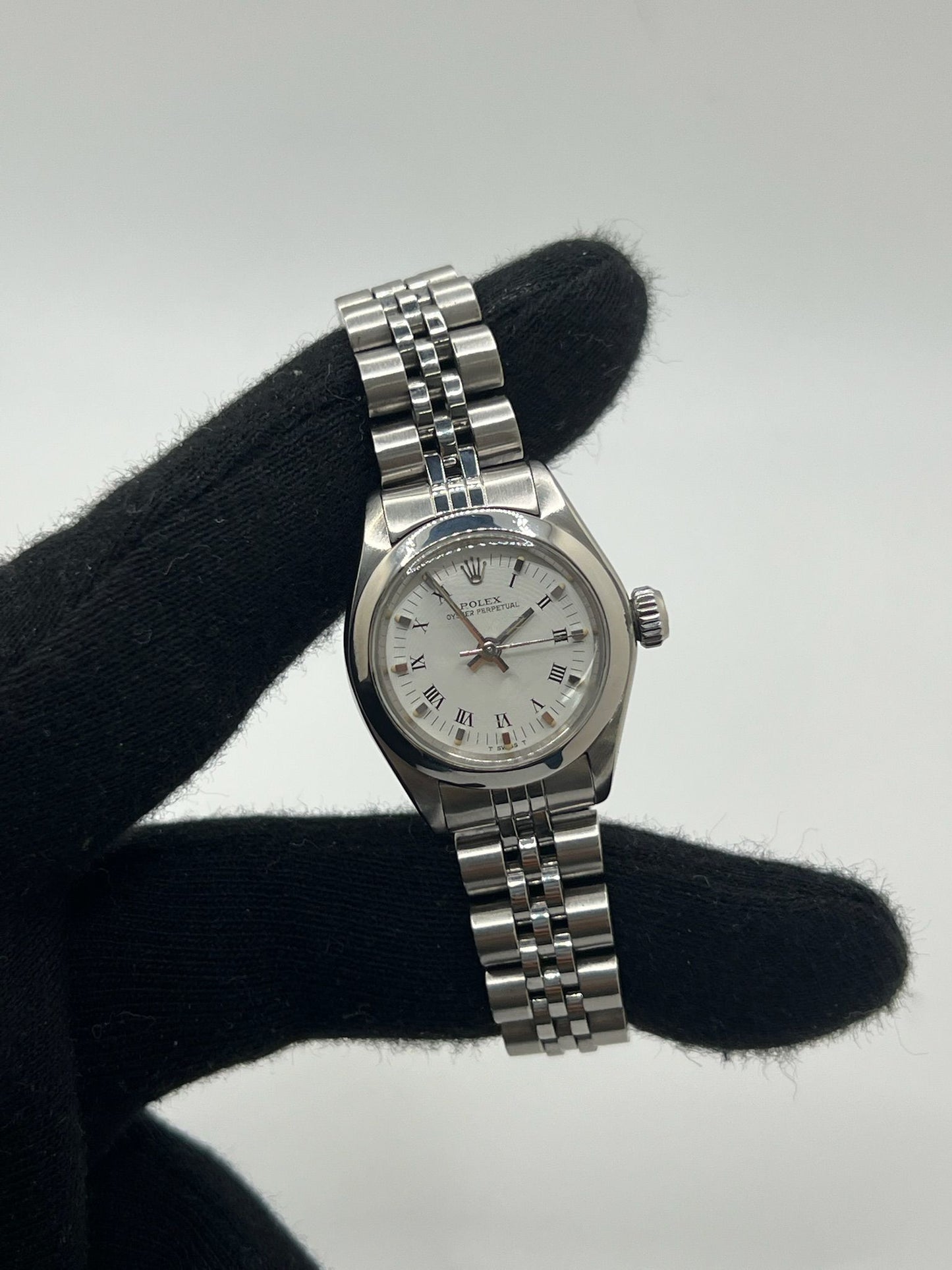 Découvrez la Rolex Oyster Perpetual Lady 26 mm, une montre automatique pour femme alliant élégance intemporelle et précision suisse. Ce modèle emblématique en acier, au cadran blanc raffiné, est parfait pour un usage quotidien ou des occasions spéciales. Avec son boîtier de 26 mm et son bracelet en acier, cette montre Rolex féminine incarne le luxe discret et la fiabilité de la maison horlogère.