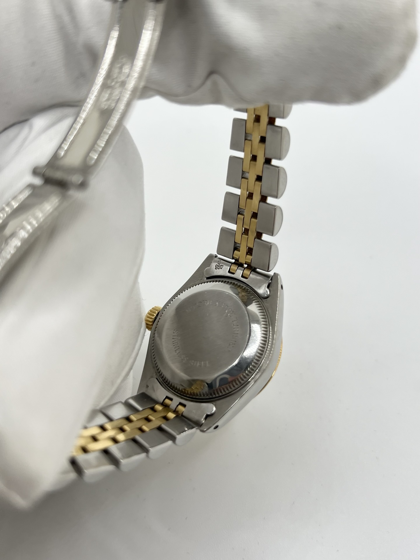 Montre Rolex Lady Datejust 26 mm réf. 69173 en acier et or jaune avec cadran champagne, lunette cannelée et bracelet Jubilé. Cette Rolex Datejust femme automatique de 1986 est équipée du calibre Rolex 2135 avec affichage de la date et verre saphir. Élégante et intemporelle, cette Rolex Lady Datejust vintage associe luxe et confort grâce à son bracelet Jubilé emblématique. Montre livrée avec boîte d’origine, certificat d’authenticité et garantie 1 an.