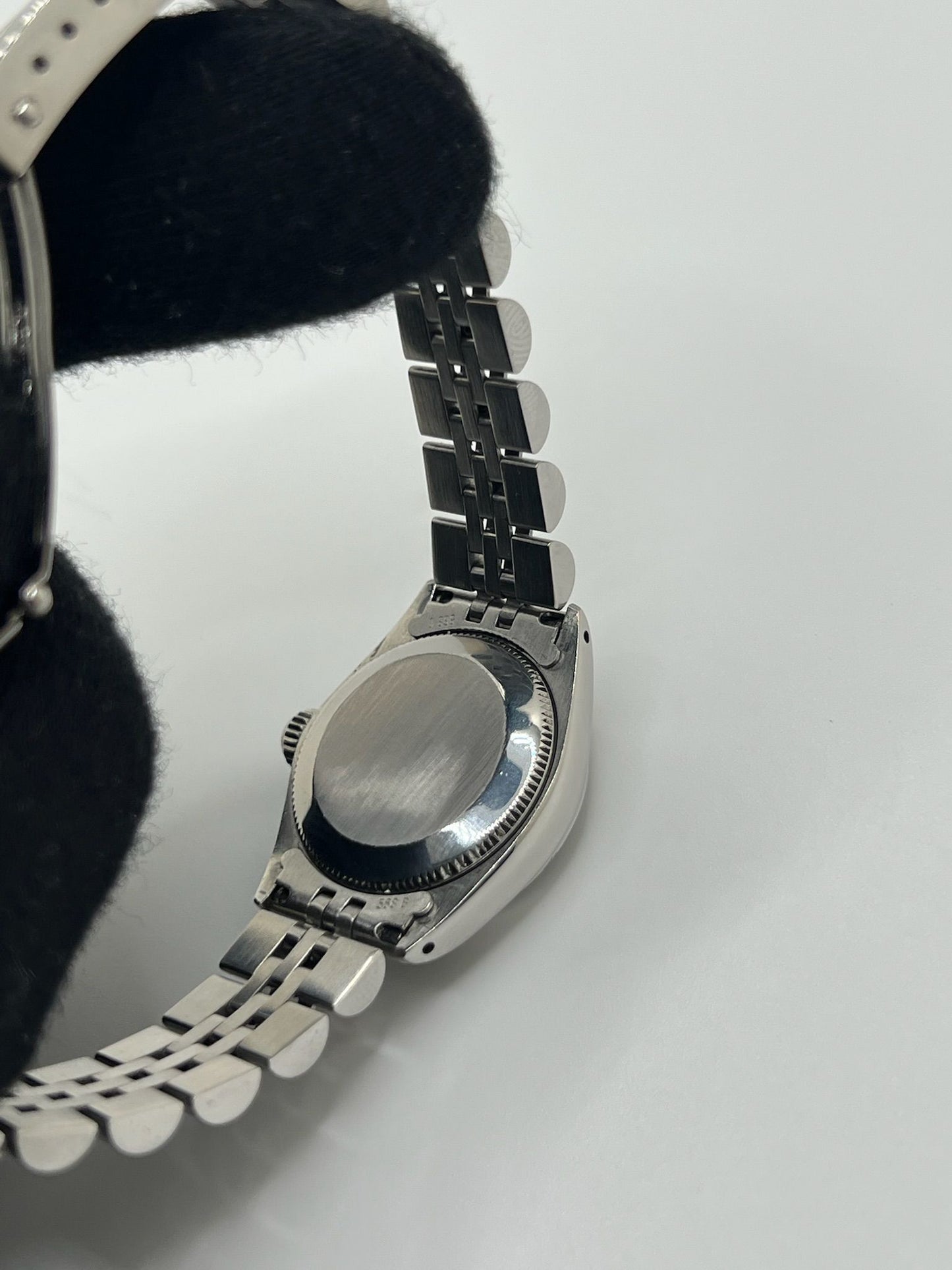 Découvrez la Rolex Oyster Perpetual Lady 26 mm, une montre automatique pour femme alliant élégance intemporelle et précision suisse. Ce modèle emblématique en acier, au cadran blanc raffiné, est parfait pour un usage quotidien ou des occasions spéciales. Avec son boîtier de 26 mm et son bracelet en acier, cette montre Rolex féminine incarne le luxe discret et la fiabilité de la maison horlogère.