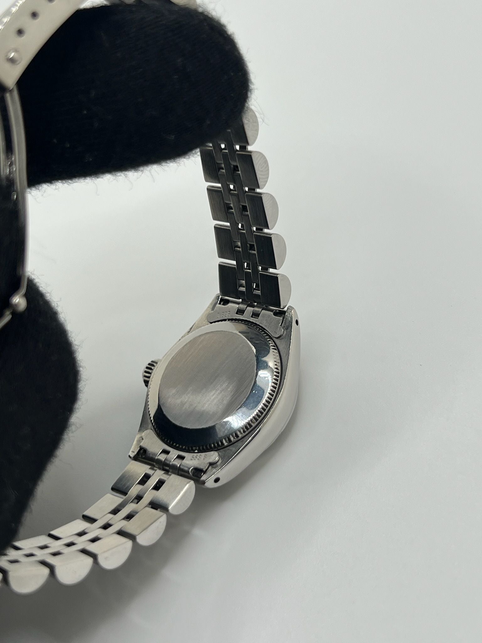 Découvrez la Rolex Oyster Perpetual Lady 26 mm, une montre automatique pour femme alliant élégance intemporelle et précision suisse. Ce modèle emblématique en acier, au cadran blanc raffiné, est parfait pour un usage quotidien ou des occasions spéciales. Avec son boîtier de 26 mm et son bracelet en acier, cette montre Rolex féminine incarne le luxe discret et la fiabilité de la maison horlogère.