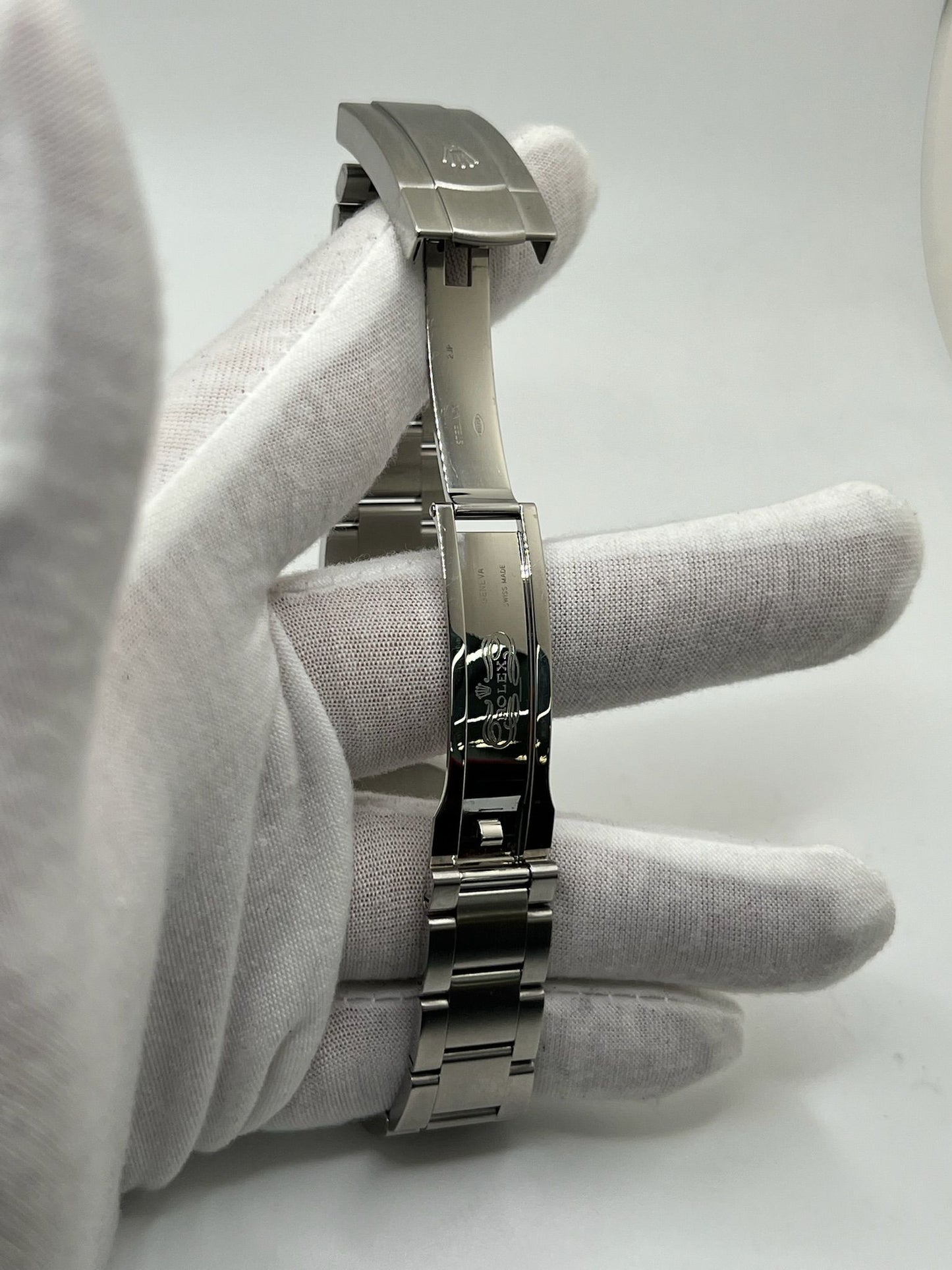 Découvrez cette Rolex Oyster Perpetual 41mm réf. 124300, modèle emblématique en acier, datant de 2022. Full set avec boîte et papiers d’origine, cette montre automatique au cadran noir offre élégance et fiabilité. Révisée en juillet 2025, en excellent état avec légères traces d’usure. Disponible à Paris. Montre homme/unisexe idéale pour collectionneurs et amateurs de garde-temps de luxe.