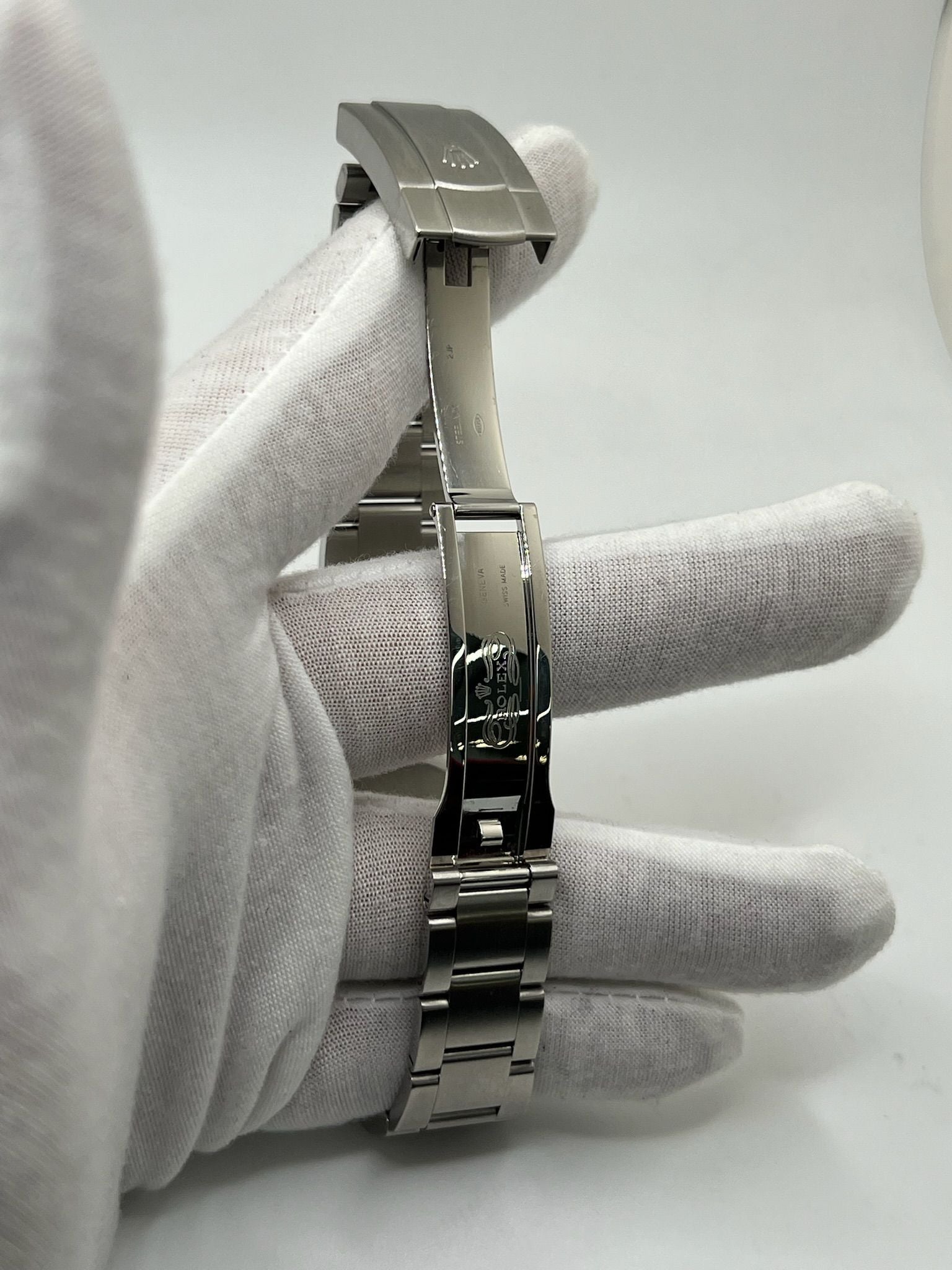 Découvrez cette Rolex Oyster Perpetual 41mm réf. 124300, modèle emblématique en acier, datant de 2022. Full set avec boîte et papiers d’origine, cette montre automatique au cadran noir offre élégance et fiabilité. Révisée en juillet 2025, en excellent état avec légères traces d’usure. Disponible à Paris. Montre homme/unisexe idéale pour collectionneurs et amateurs de garde-temps de luxe.