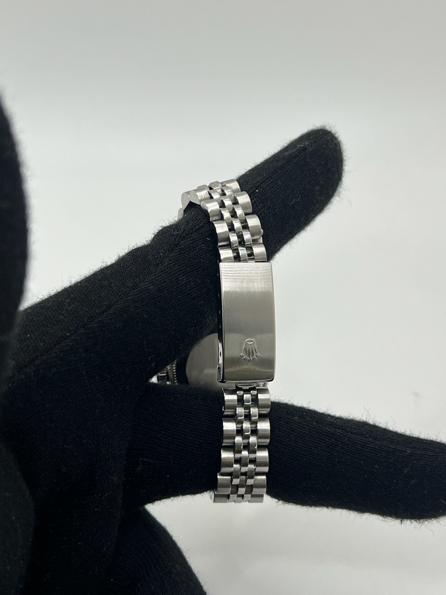 Découvrez la Rolex Oyster Perpetual Lady 26 mm, une montre automatique pour femme alliant élégance intemporelle et précision suisse. Ce modèle emblématique en acier, au cadran blanc raffiné, est parfait pour un usage quotidien ou des occasions spéciales. Avec son boîtier de 26 mm et son bracelet en acier, cette montre Rolex féminine incarne le luxe discret et la fiabilité de la maison horlogère.