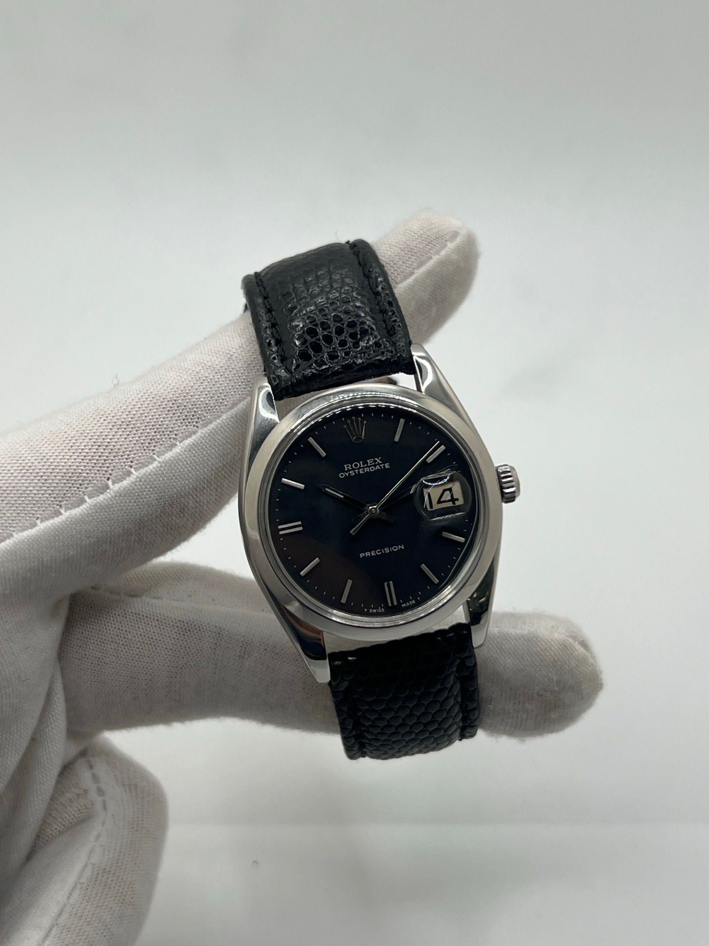 Montre Rolex Oysterdate Precision 6694, modèle vintage emblématique des années 60 en acier avec cadran noir et bracelet en cuir de lézard. Équipée d’un mouvement à remontage manuel calibre 1225, cette Rolex 6694 allie élégance intemporelle et précision horlogère, idéale pour les amateurs de montres classiques et raffinées.