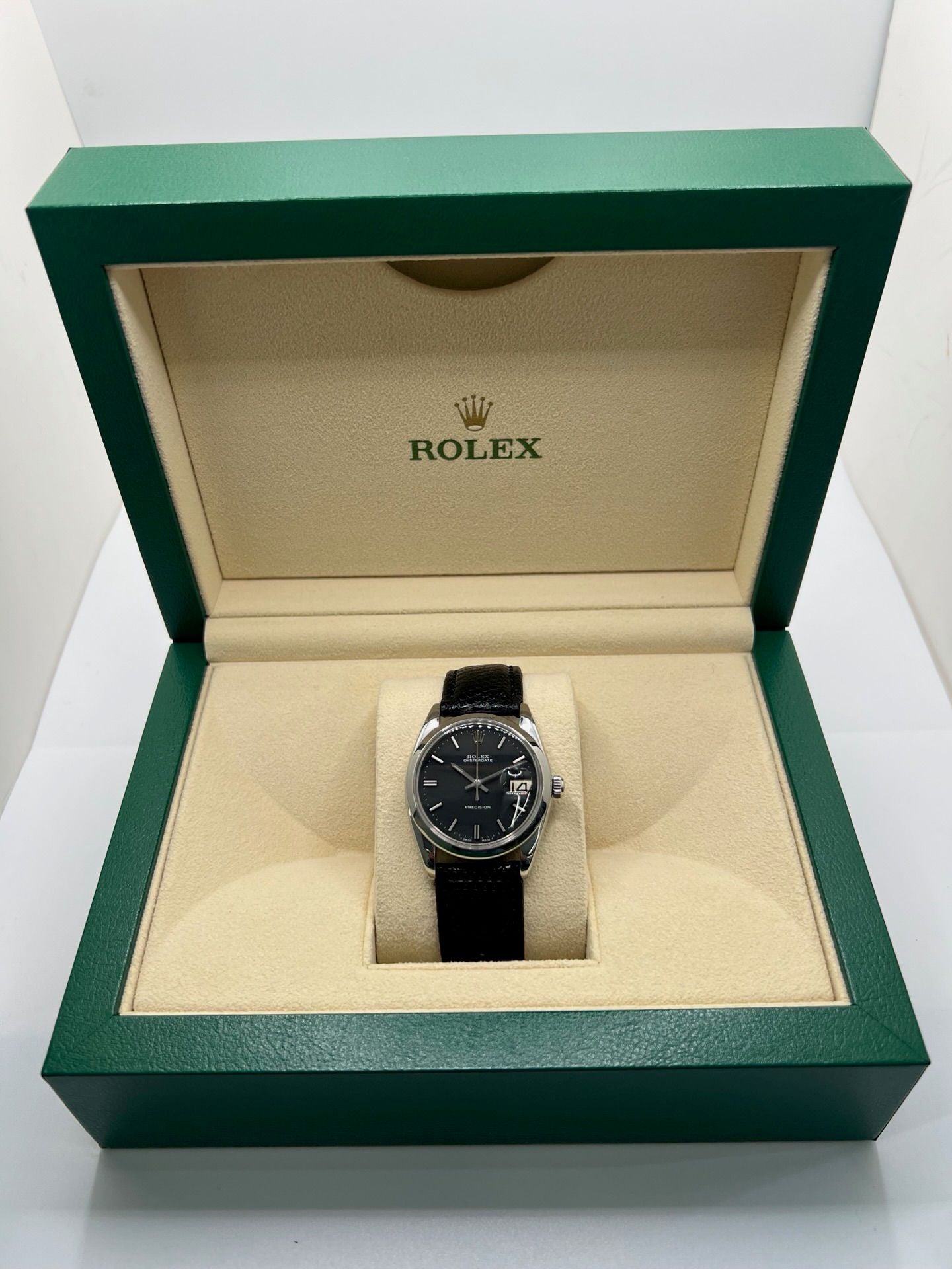 Montre Rolex Oysterdate Precision 6694, modèle vintage emblématique des années 60 en acier avec cadran noir et bracelet en cuir de lézard. Équipée d’un mouvement à remontage manuel calibre 1225, cette Rolex 6694 allie élégance intemporelle et précision horlogère, idéale pour les amateurs de montres classiques et raffinées.