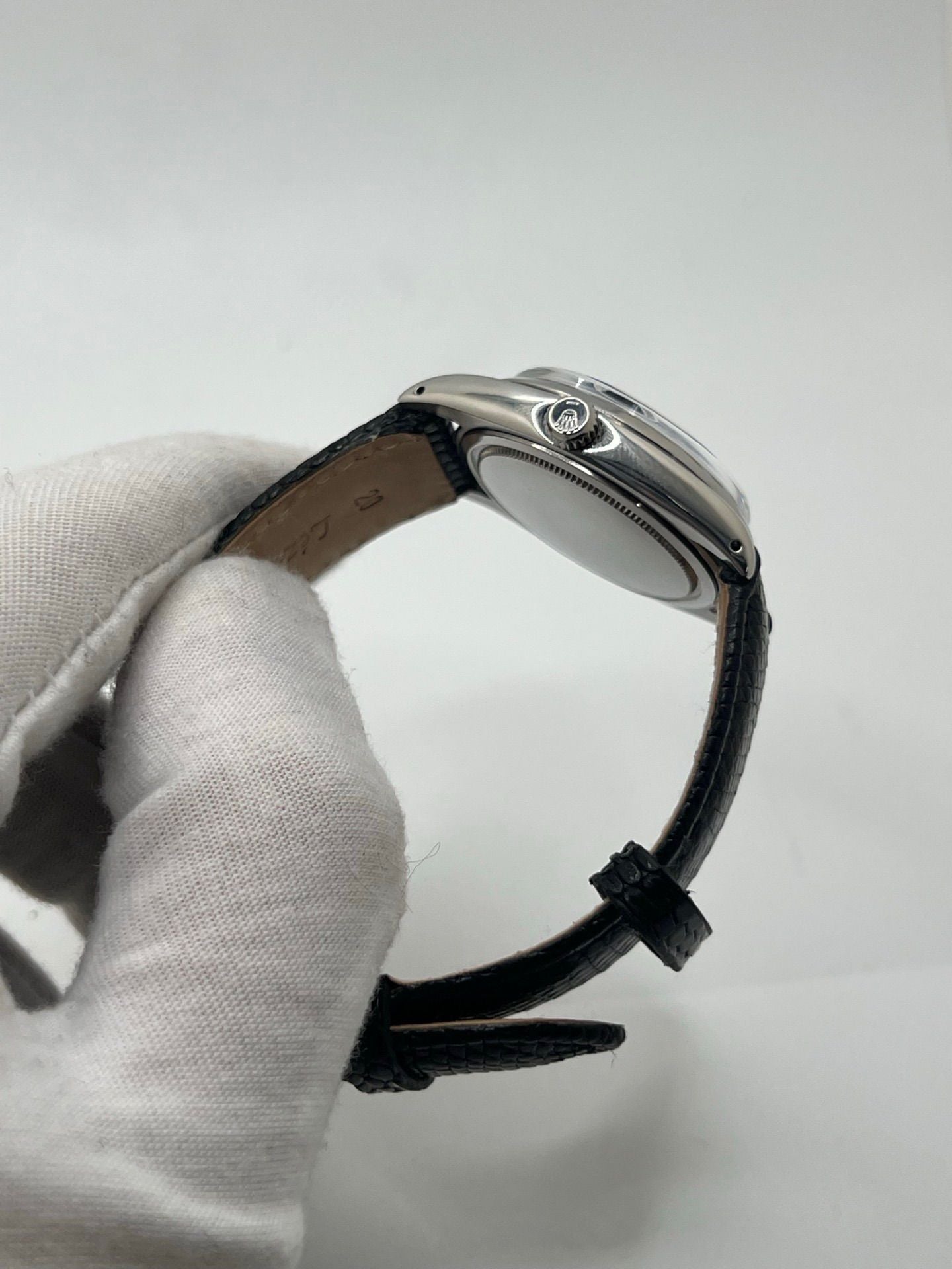 Montre Rolex Oysterdate Precision 6694, modèle vintage emblématique des années 60 en acier avec cadran noir et bracelet en cuir de lézard. Équipée d’un mouvement à remontage manuel calibre 1225, cette Rolex 6694 allie élégance intemporelle et précision horlogère, idéale pour les amateurs de montres classiques et raffinées.