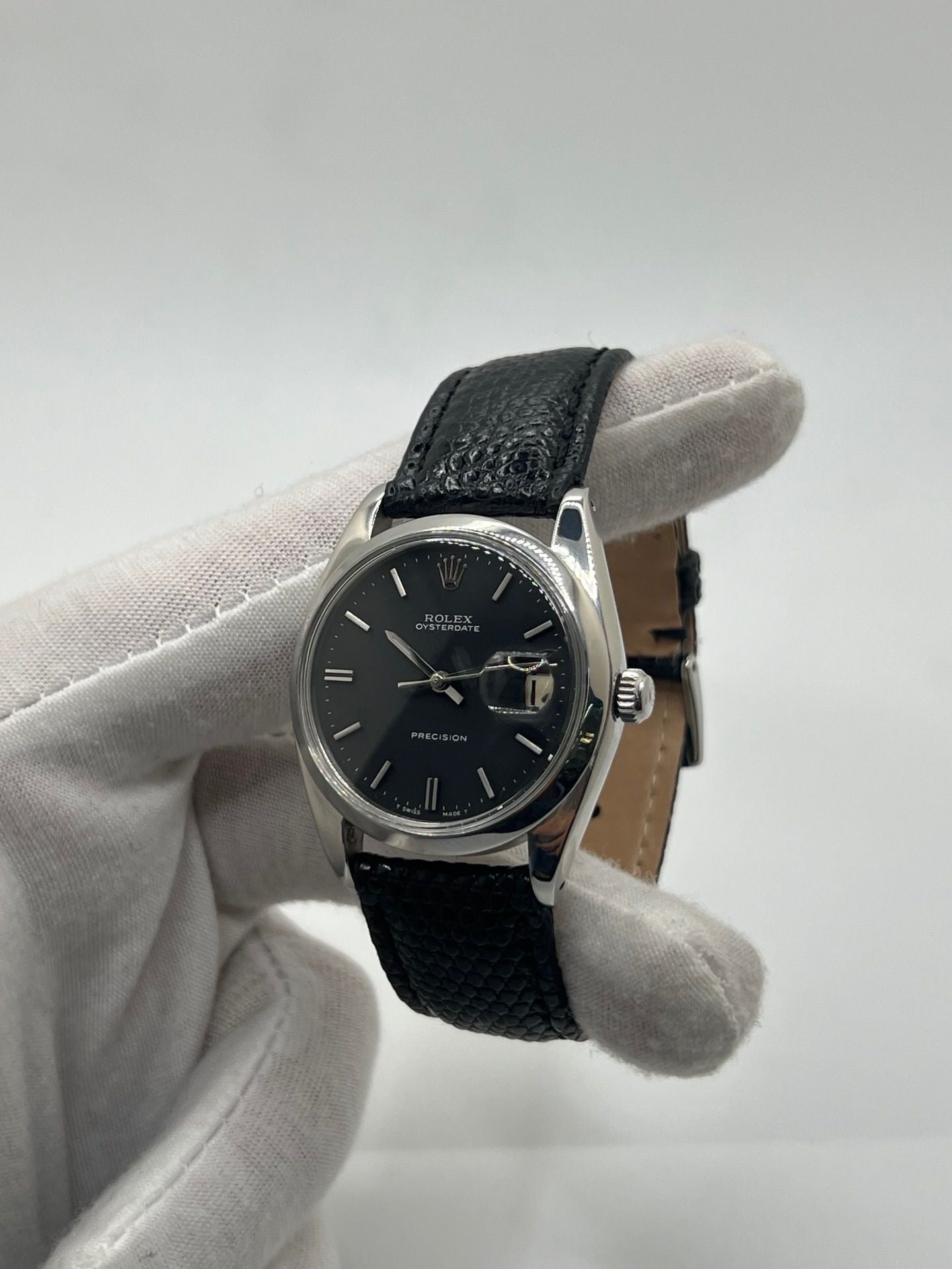 Montre Rolex Oysterdate Precision 6694, modèle vintage emblématique des années 60 en acier avec cadran noir et bracelet en cuir de lézard. Équipée d’un mouvement à remontage manuel calibre 1225, cette Rolex 6694 allie élégance intemporelle et précision horlogère, idéale pour les amateurs de montres classiques et raffinées.