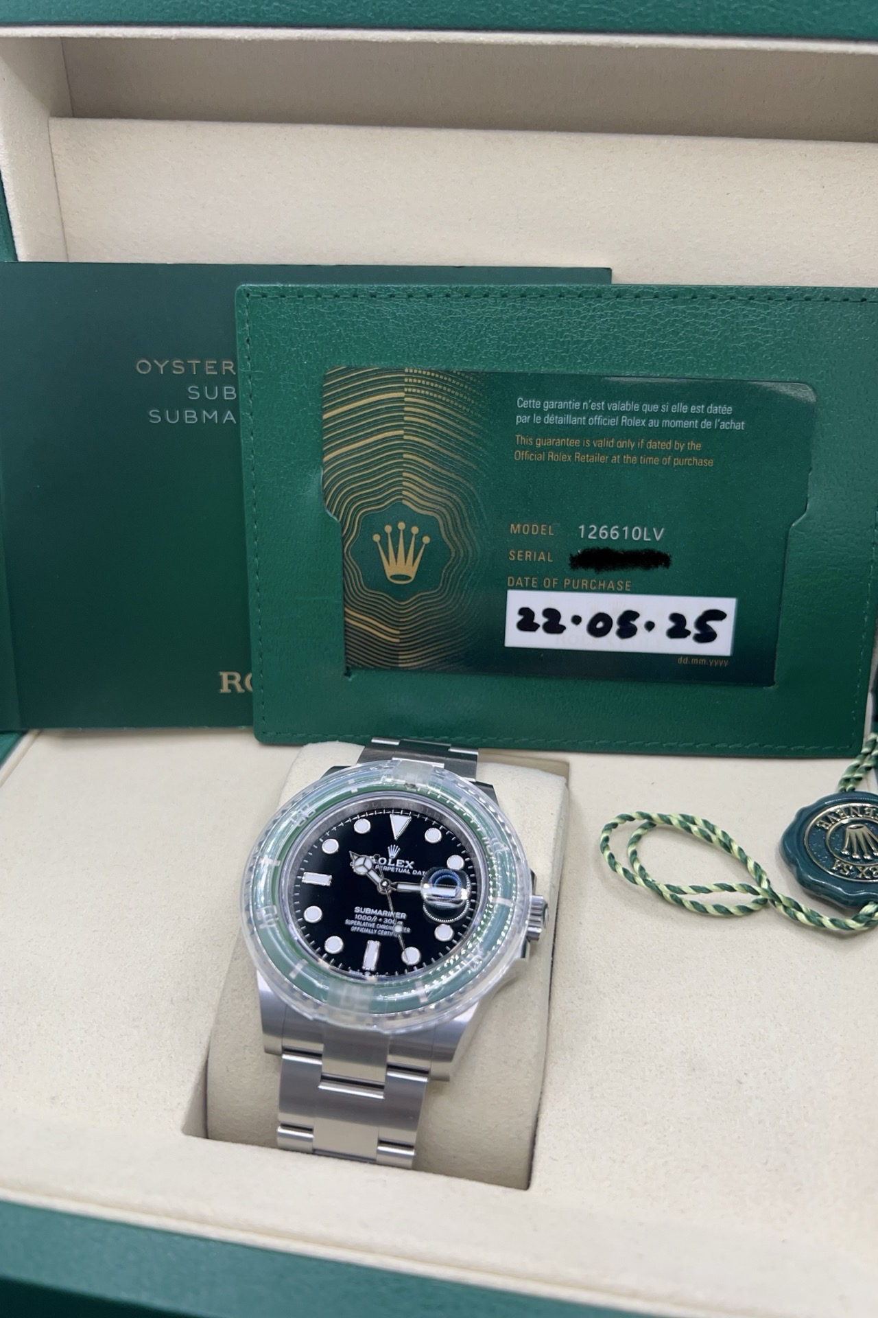 Montre Rolex Submariner Date 126610LV “Starbucks” en acier Oystersteel avec cadran noir et lunette Cerachrom verte. Cette Rolex Submariner 41 mm automatique incarne l’iconique montre de plongée de luxe de la manufacture suisse. Équipée du mouvement Rolex calibre 3235, elle offre précision, robustesse et réserve de marche optimisée. Rolex Submariner Date verte avec bracelet Oyster acier, étanchéité 300 mètres et design sportif emblématique.