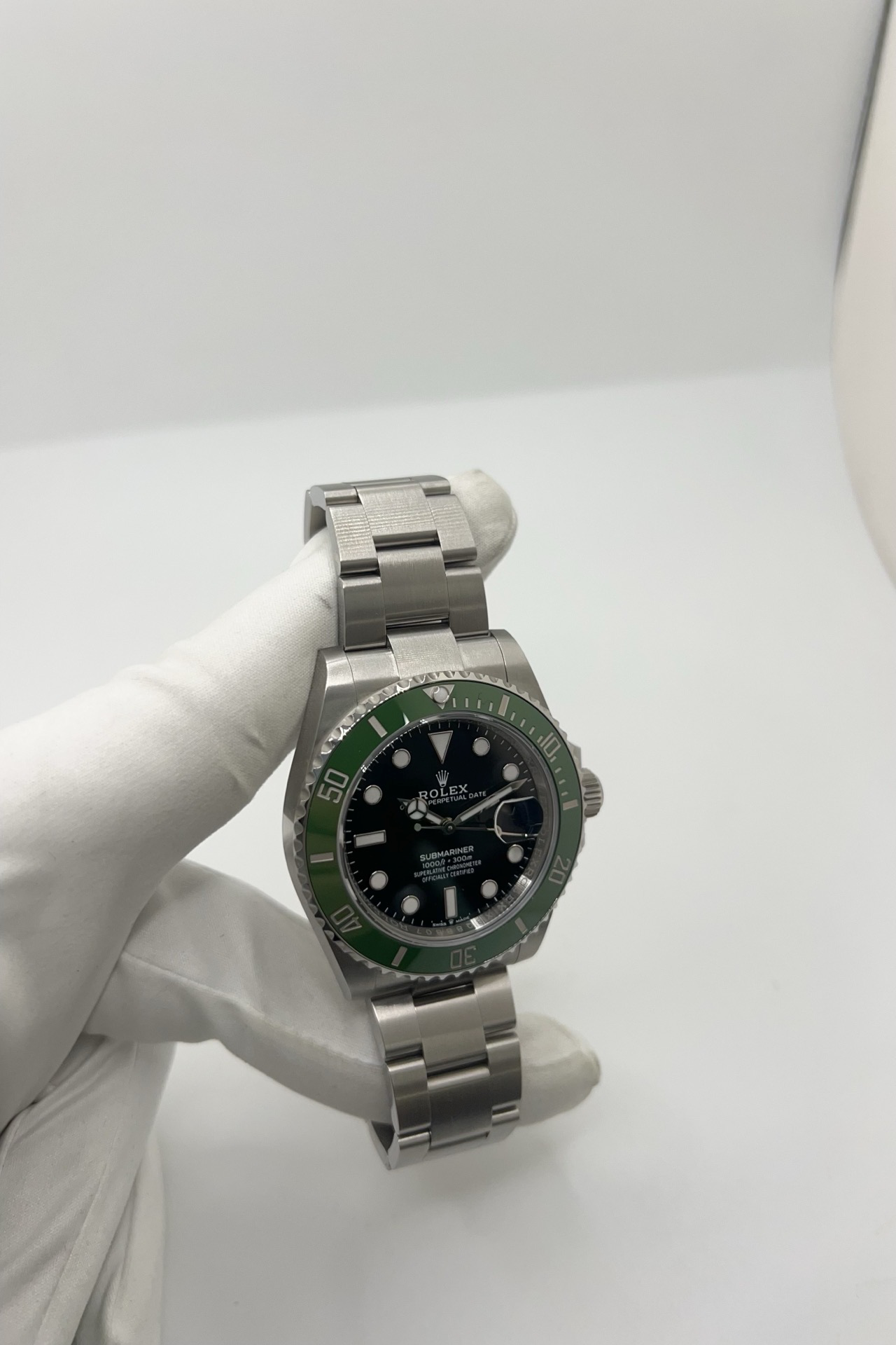 Montre Rolex Submariner Date 126610LV “Starbucks” en acier Oystersteel avec cadran noir et lunette Cerachrom verte. Cette Rolex Submariner 41 mm automatique incarne l’iconique montre de plongée de luxe de la manufacture suisse. Équipée du mouvement Rolex calibre 3235, elle offre précision, robustesse et réserve de marche optimisée. Rolex Submariner Date verte avec bracelet Oyster acier, étanchéité 300 mètres et design sportif emblématique.