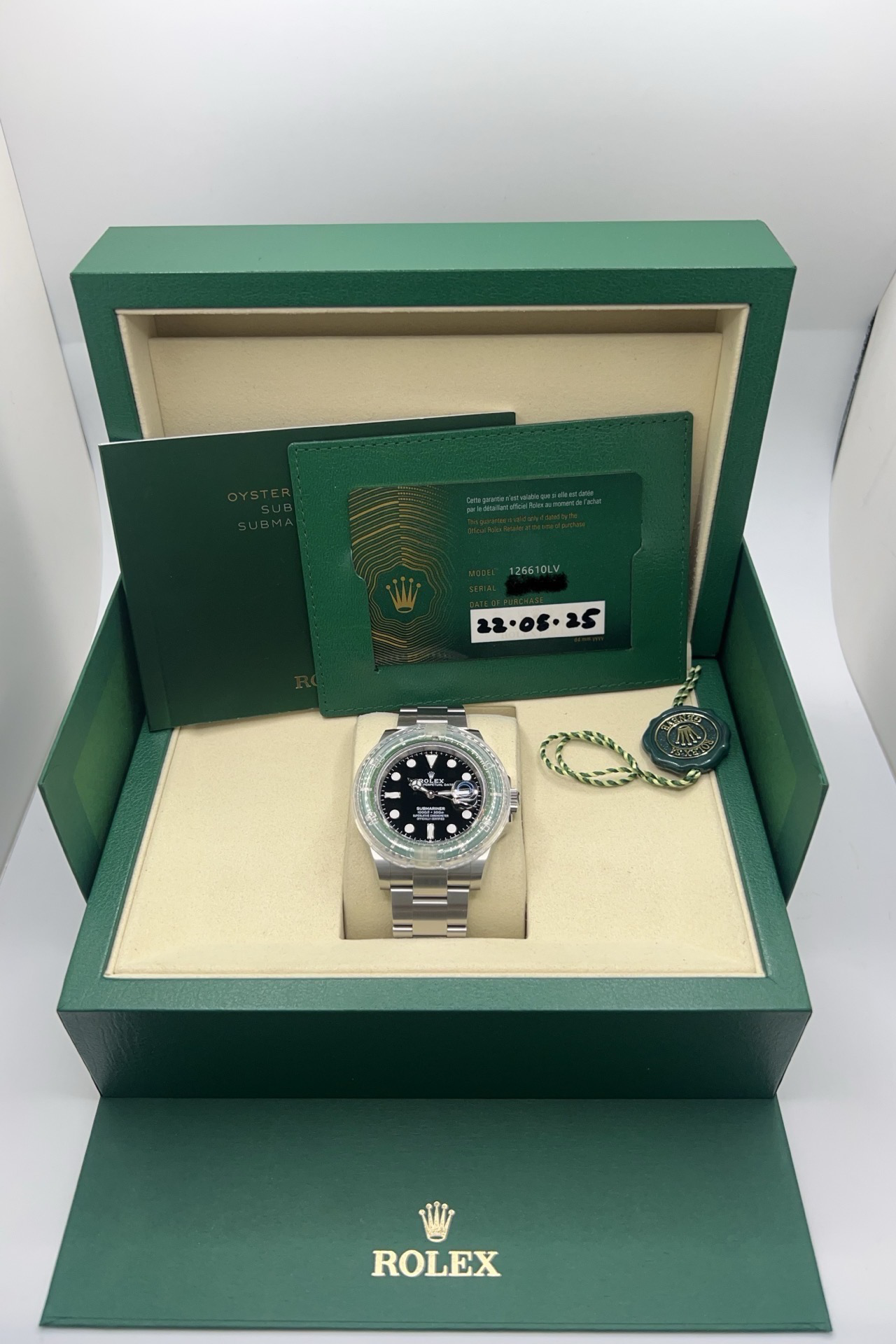 Montre Rolex Submariner Date 126610LV “Starbucks” en acier Oystersteel avec cadran noir et lunette Cerachrom verte. Cette Rolex Submariner 41 mm automatique incarne l’iconique montre de plongée de luxe de la manufacture suisse. Équipée du mouvement Rolex calibre 3235, elle offre précision, robustesse et réserve de marche optimisée. Rolex Submariner Date verte avec bracelet Oyster acier, étanchéité 300 mètres et design sportif emblématique.