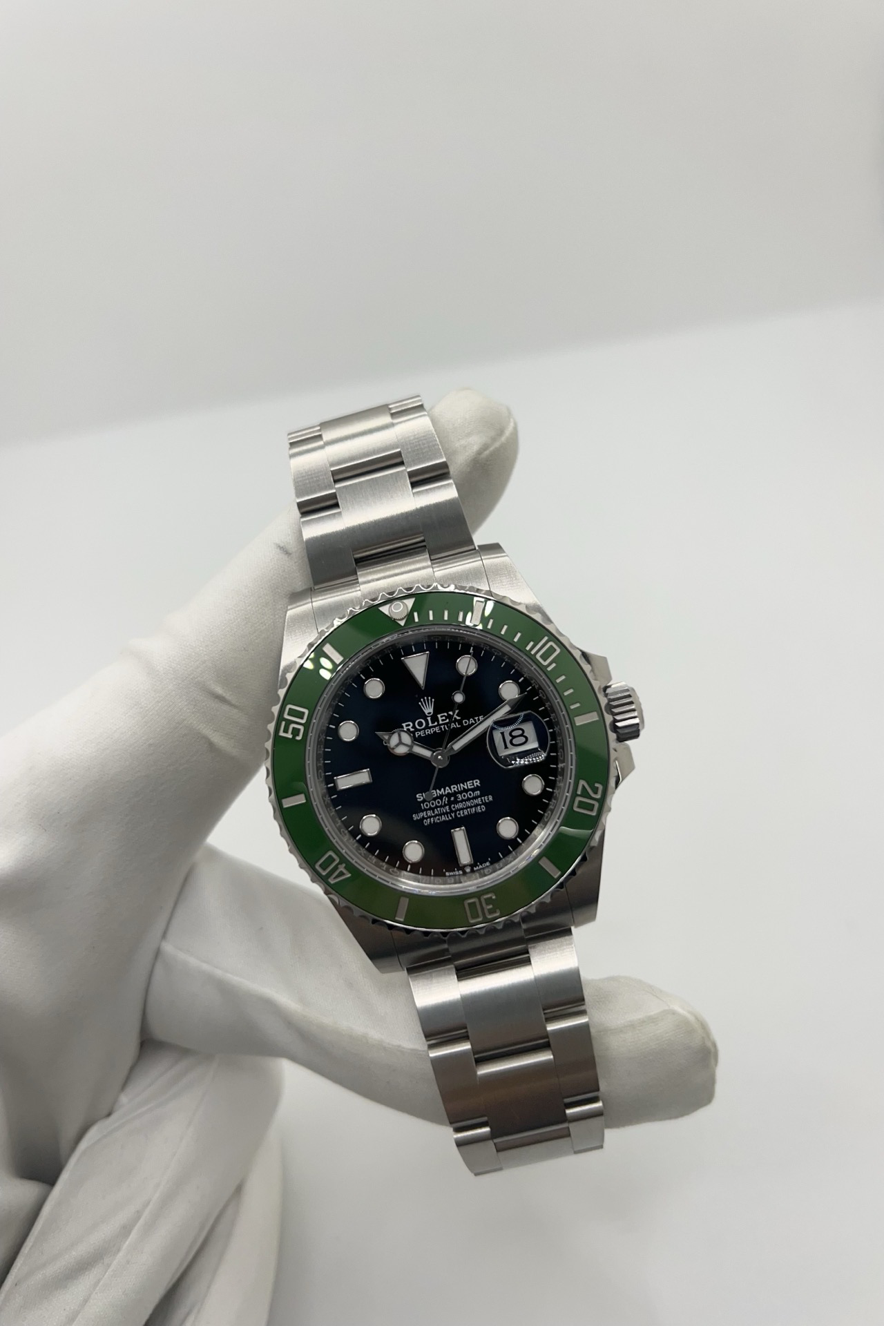 Montre Rolex Submariner Date 126610LV “Starbucks” en acier Oystersteel avec cadran noir et lunette Cerachrom verte. Cette Rolex Submariner 41 mm automatique incarne l’iconique montre de plongée de luxe de la manufacture suisse. Équipée du mouvement Rolex calibre 3235, elle offre précision, robustesse et réserve de marche optimisée. Rolex Submariner Date verte avec bracelet Oyster acier, étanchéité 300 mètres et design sportif emblématique.