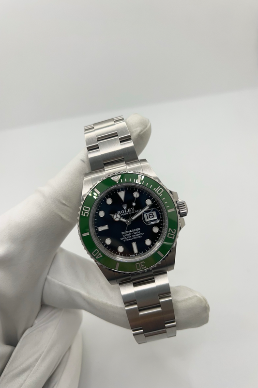 Montre Rolex Submariner Date 126610LV “Starbucks” en acier Oystersteel avec cadran noir et lunette Cerachrom verte. Cette Rolex Submariner 41 mm automatique incarne l’iconique montre de plongée de luxe de la manufacture suisse. Équipée du mouvement Rolex calibre 3235, elle offre précision, robustesse et réserve de marche optimisée. Rolex Submariner Date verte avec bracelet Oyster acier, étanchéité 300 mètres et design sportif emblématique.