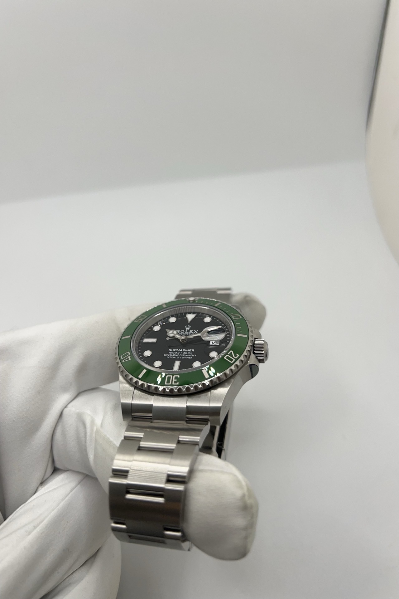 Montre Rolex Submariner Date 126610LV “Starbucks” en acier Oystersteel avec cadran noir et lunette Cerachrom verte. Cette Rolex Submariner 41 mm automatique incarne l’iconique montre de plongée de luxe de la manufacture suisse. Équipée du mouvement Rolex calibre 3235, elle offre précision, robustesse et réserve de marche optimisée. Rolex Submariner Date verte avec bracelet Oyster acier, étanchéité 300 mètres et design sportif emblématique.
