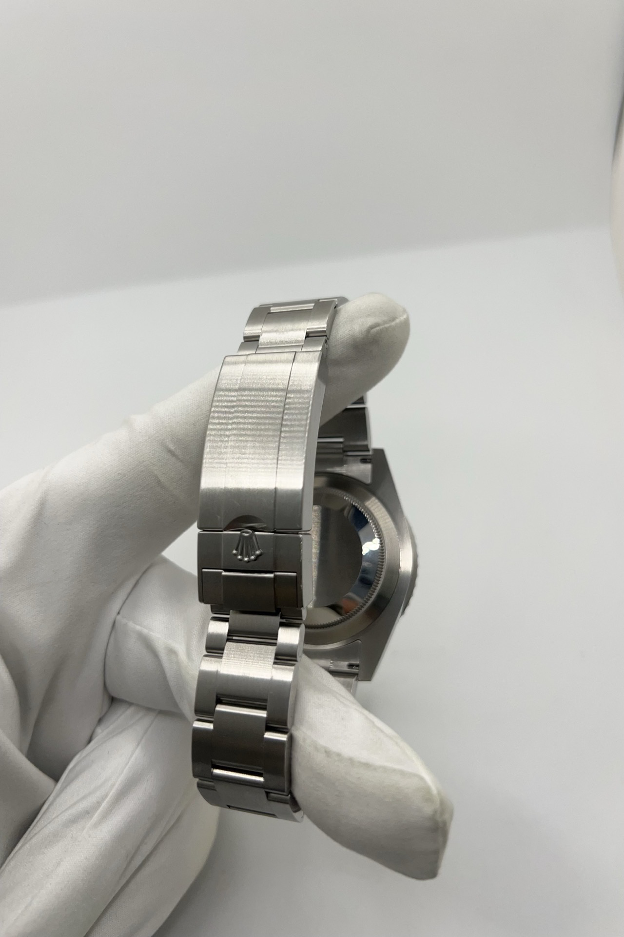 Montre Rolex Submariner Date 126610LV “Starbucks” en acier Oystersteel avec cadran noir et lunette Cerachrom verte. Cette Rolex Submariner 41 mm automatique incarne l’iconique montre de plongée de luxe de la manufacture suisse. Équipée du mouvement Rolex calibre 3235, elle offre précision, robustesse et réserve de marche optimisée. Rolex Submariner Date verte avec bracelet Oyster acier, étanchéité 300 mètres et design sportif emblématique.