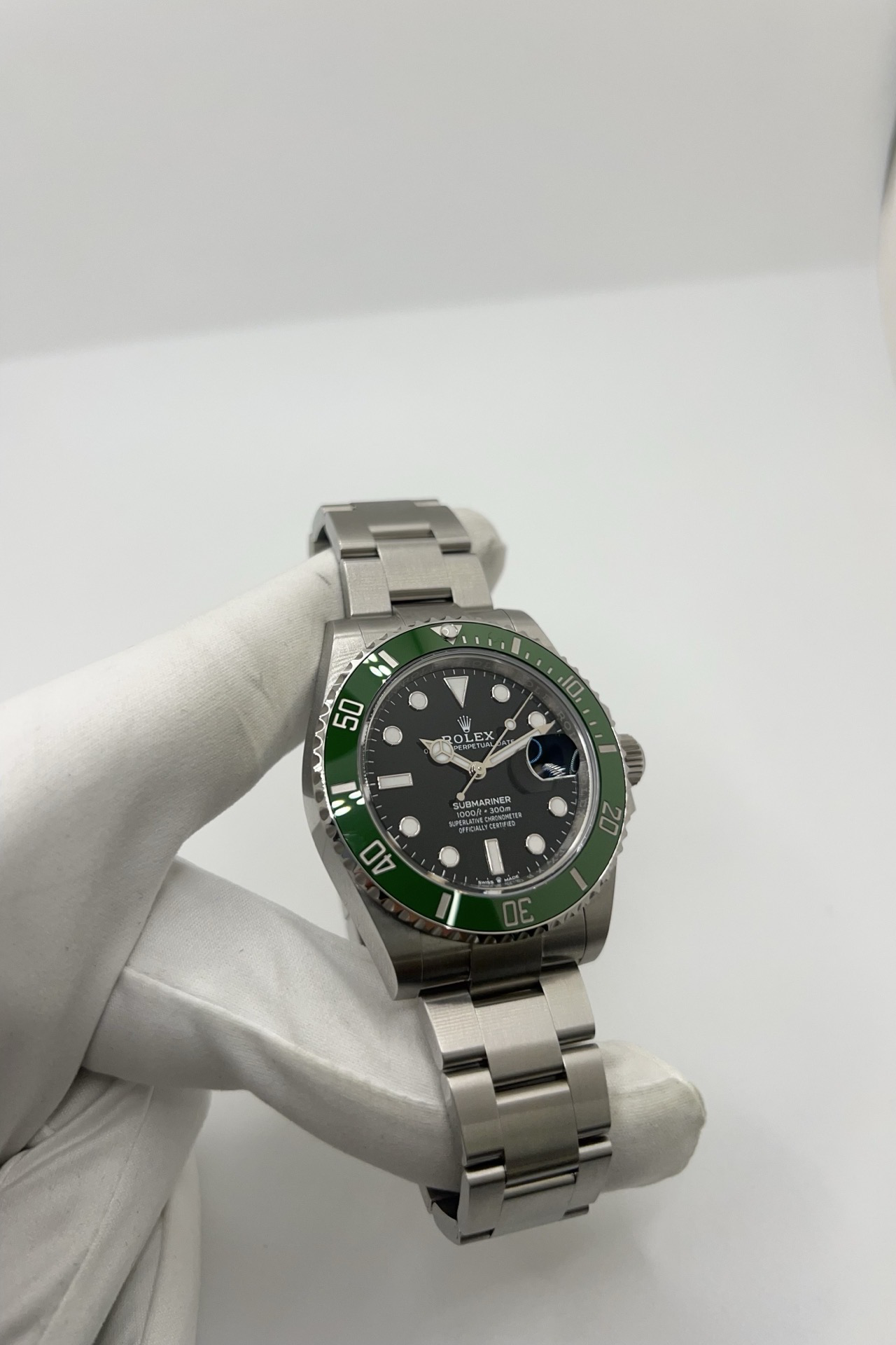 Montre Rolex Submariner Date 126610LV “Starbucks” en acier Oystersteel avec cadran noir et lunette Cerachrom verte. Cette Rolex Submariner 41 mm automatique incarne l’iconique montre de plongée de luxe de la manufacture suisse. Équipée du mouvement Rolex calibre 3235, elle offre précision, robustesse et réserve de marche optimisée. Rolex Submariner Date verte avec bracelet Oyster acier, étanchéité 300 mètres et design sportif emblématique.