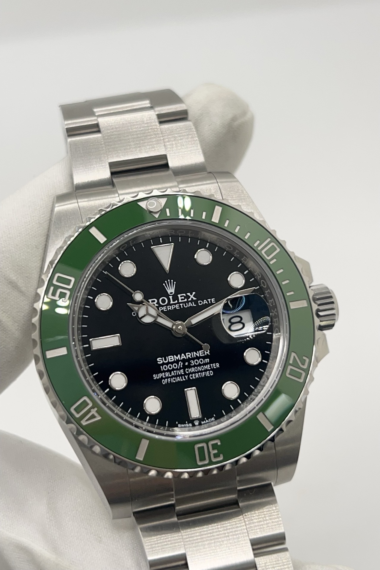 Montre Rolex Submariner Date 126610LV “Starbucks” en acier Oystersteel avec cadran noir et lunette Cerachrom verte. Cette Rolex Submariner 41 mm automatique incarne l’iconique montre de plongée de luxe de la manufacture suisse. Équipée du mouvement Rolex calibre 3235, elle offre précision, robustesse et réserve de marche optimisée. Rolex Submariner Date verte avec bracelet Oyster acier, étanchéité 300 mètres et design sportif emblématique.