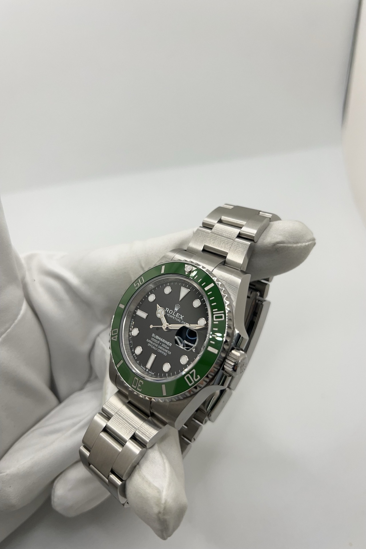 Montre Rolex Submariner Date 126610LV “Starbucks” en acier Oystersteel avec cadran noir et lunette Cerachrom verte. Cette Rolex Submariner 41 mm automatique incarne l’iconique montre de plongée de luxe de la manufacture suisse. Équipée du mouvement Rolex calibre 3235, elle offre précision, robustesse et réserve de marche optimisée. Rolex Submariner Date verte avec bracelet Oyster acier, étanchéité 300 mètres et design sportif emblématique.
