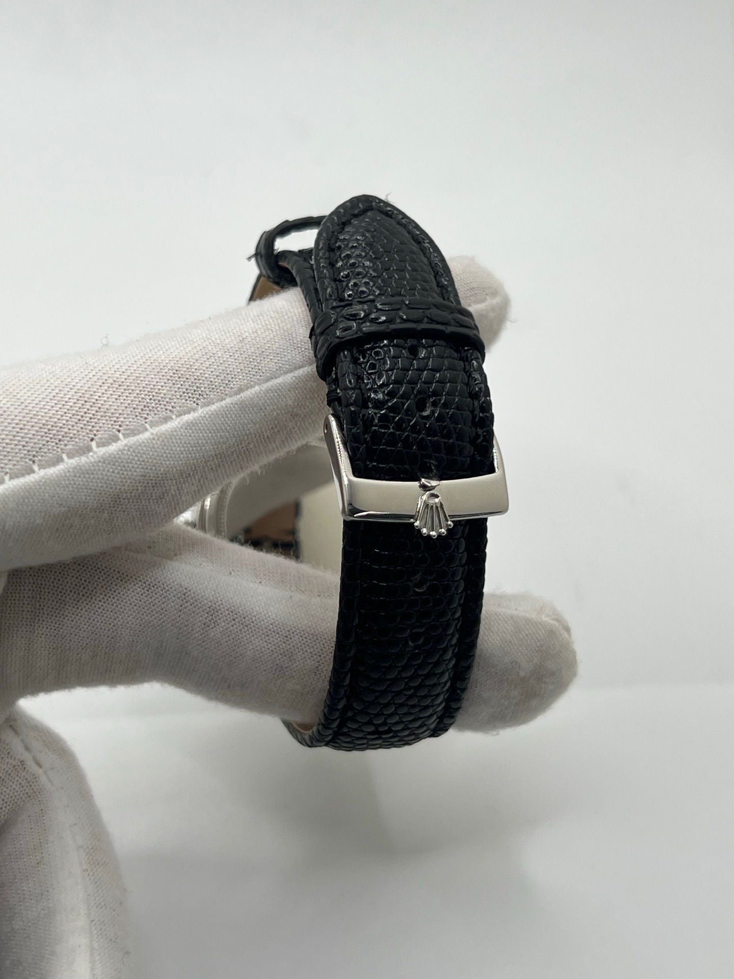 Montre Rolex Oysterdate Precision 6694, modèle vintage emblématique des années 60 en acier avec cadran noir et bracelet en cuir de lézard. Équipée d’un mouvement à remontage manuel calibre 1225, cette Rolex 6694 allie élégance intemporelle et précision horlogère, idéale pour les amateurs de montres classiques et raffinées.