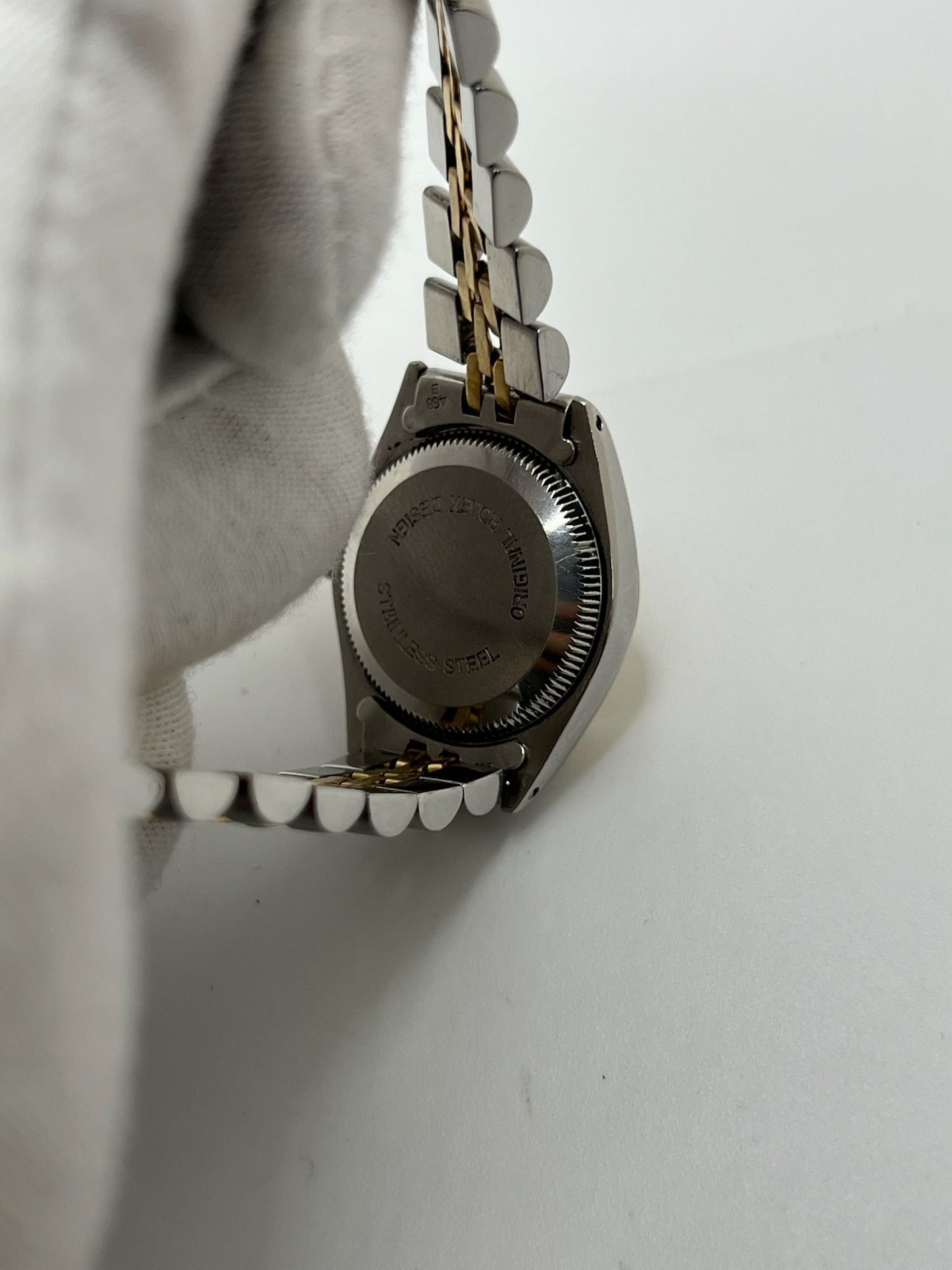 Montre de luxe pour femme, la Rolex Oyster Perpetual Lady 26 mm séduit par son élégance intemporelle. Dotée d’un boîtier en acier et d’un bracelet Jubilee raffiné, elle incarne le savoir-faire Rolex. Idéale pour les poignets fins, cette montre automatique allie précision, style et discrétion au quotidien.