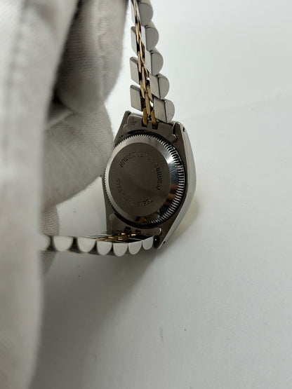 Montre de luxe pour femme, la Rolex Oyster Perpetual Lady 26 mm séduit par son élégance intemporelle. Dotée d’un boîtier en acier et d’un bracelet Jubilee raffiné, elle incarne le savoir-faire Rolex. Idéale pour les poignets fins, cette montre automatique allie précision, style et discrétion au quotidien.