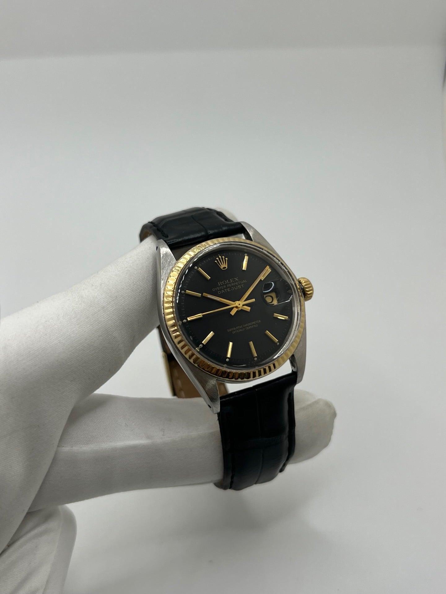 Montre Rolex Datejust 1601 de 1969 en acier et or jaune avec boîtier Oyster de 36 mm et lunette cannelée emblématique. Cadran noir d’origine offrant élégance et contraste, animé par un mouvement automatique révisé pour une précision optimale. Modèle vintage iconique en très bon état, monté sur bracelet cuir avec boucle, livré avec boîte Rolex. Pièce intemporelle, idéale pour collectionneur ou amateur de montres de prestige. Garantie 1 an.